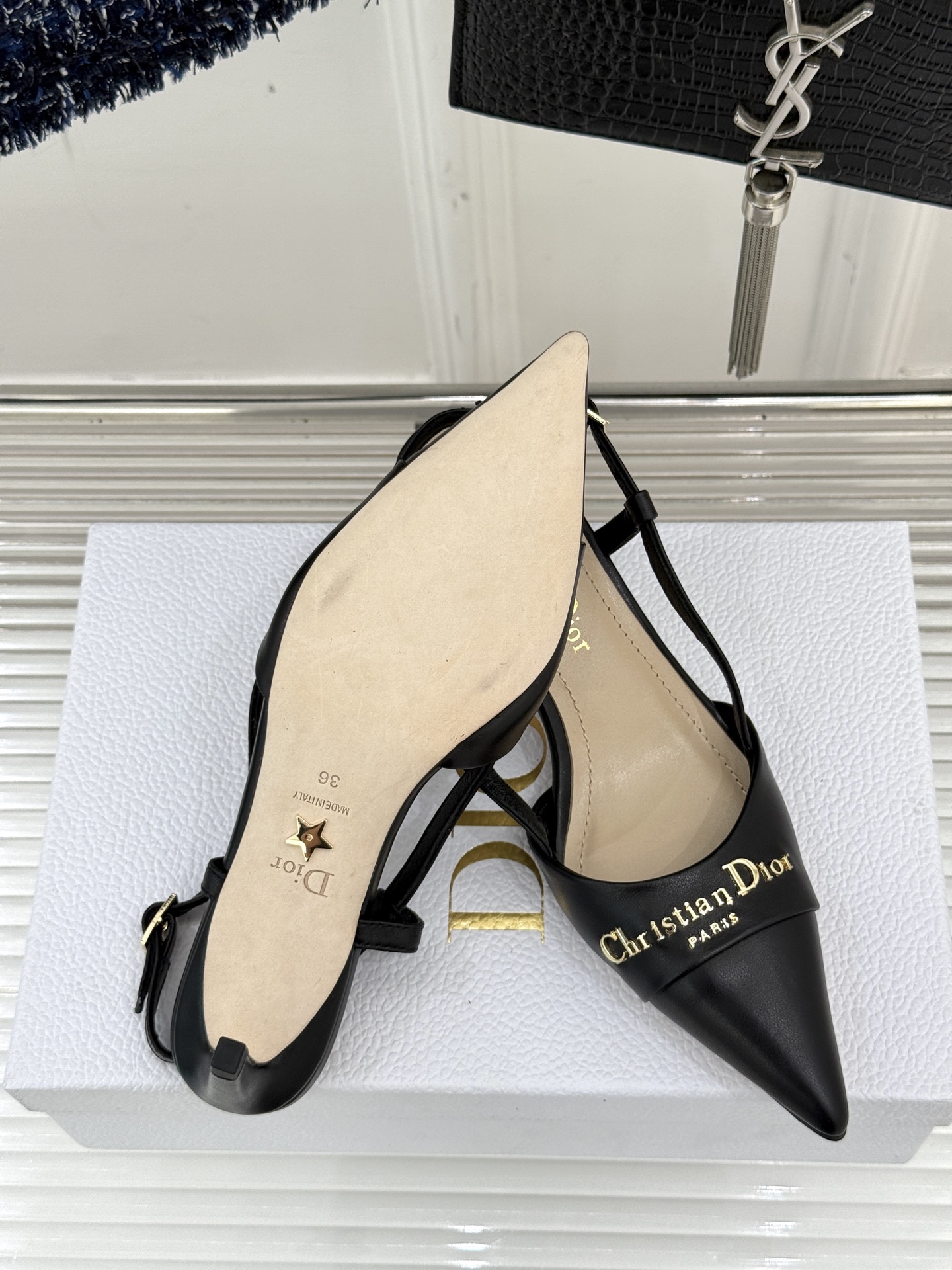 
Dior/迪奥25S新品尖头字母尖头
后跟凉鞋高跟鞋
这季的字母系列真的要狂种草啦~
字母logo设计