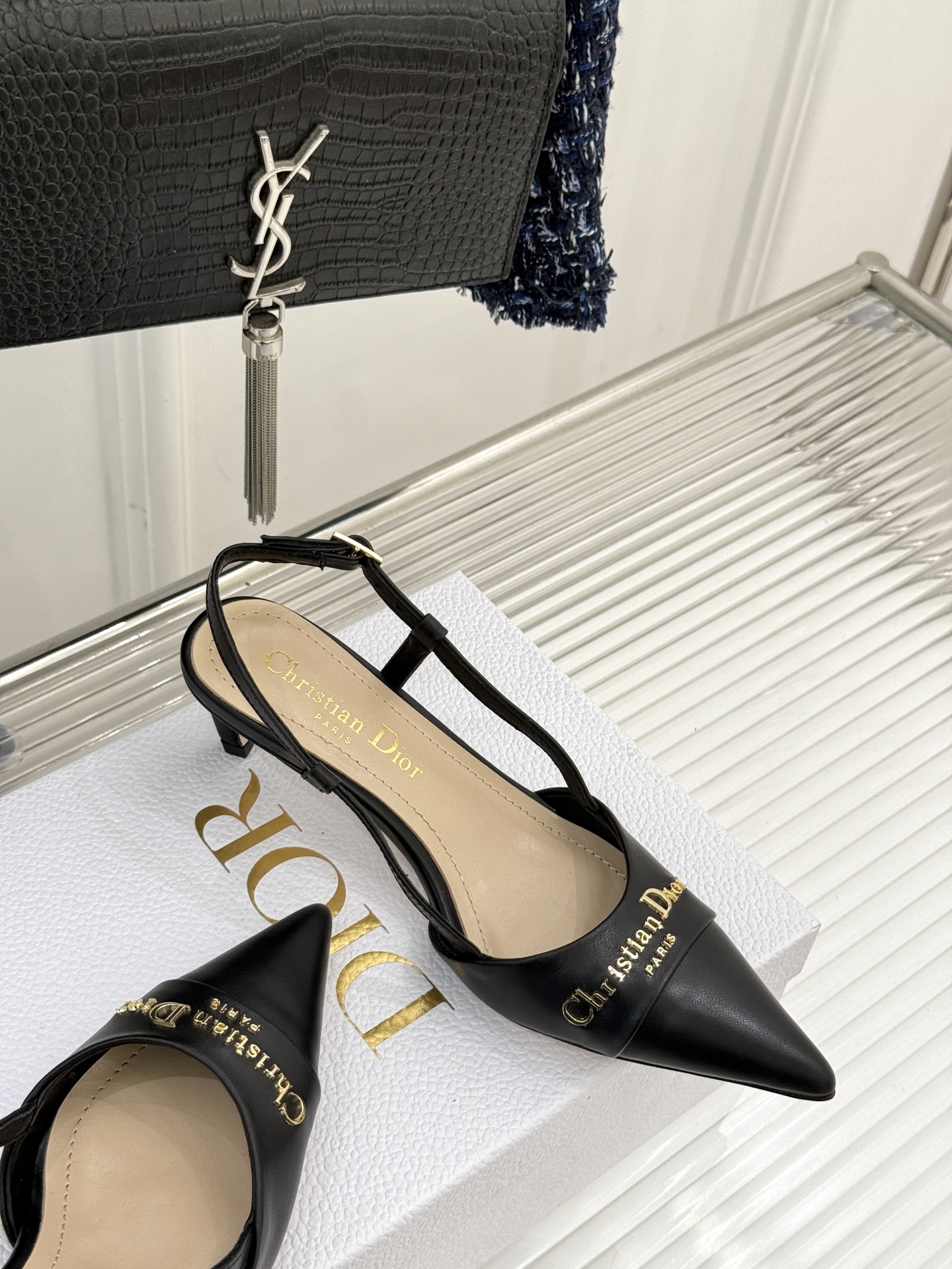 
Dior/迪奥25S新品尖头字母尖头
后跟凉鞋高跟鞋
这季的字母系列真的要狂种草啦~
字母logo设计