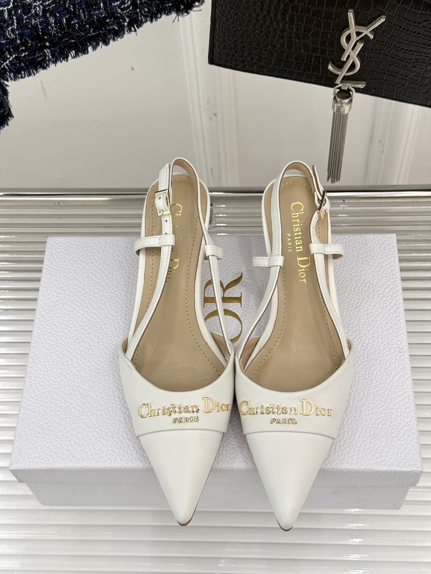 
Dior/迪奥25S新品尖头字母尖头
后跟凉鞋高跟鞋
这季的字母系列真的要狂种草啦~
字母logo设计