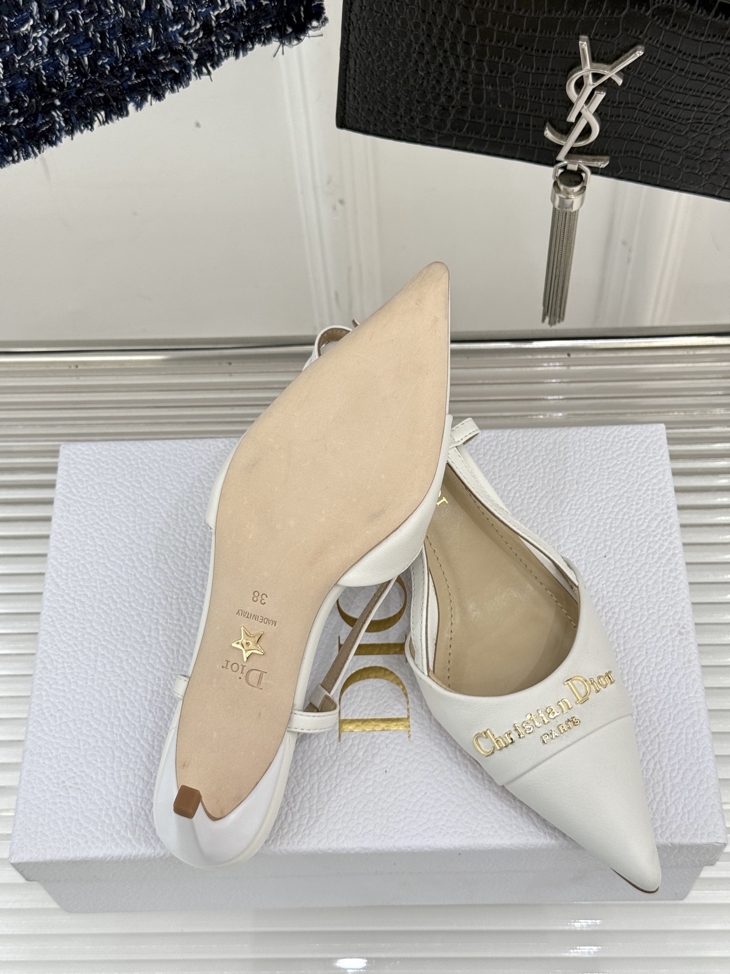 
Dior/迪奥25S新品尖头字母尖头
后跟凉鞋高跟鞋
这季的字母系列真的要狂种草啦~
字母logo设计