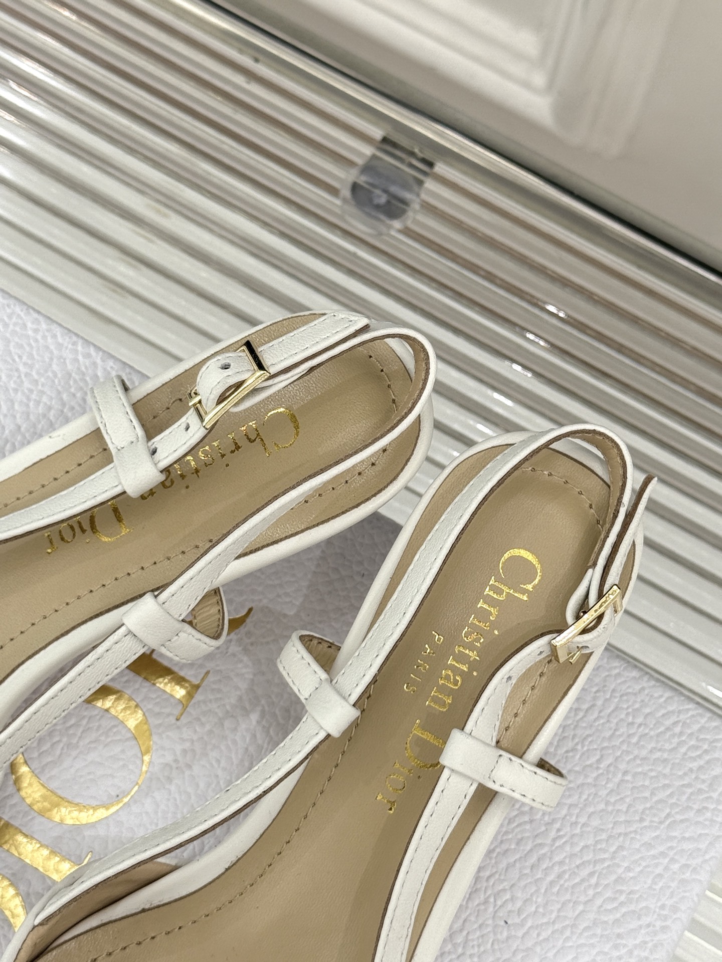 
Dior/迪奥25S新品尖头字母尖头
后跟凉鞋高跟鞋
这季的字母系列真的要狂种草啦~
字母logo设计