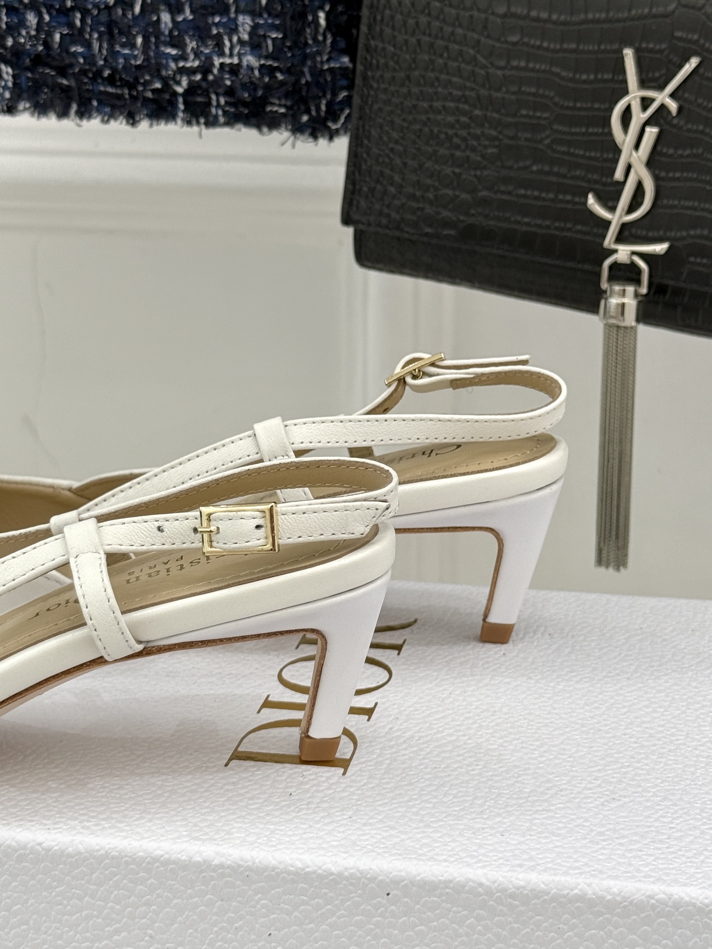 
Dior/迪奥25S新品尖头字母尖头
后跟凉鞋高跟鞋
这季的字母系列真的要狂种草啦~
字母logo设计