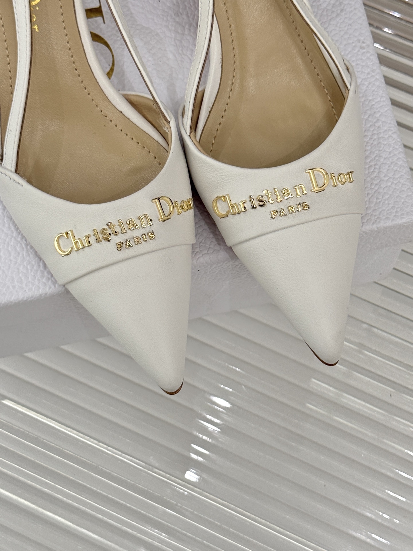 
Dior/迪奥25S新品尖头字母尖头
后跟凉鞋高跟鞋
这季的字母系列真的要狂种草啦~
字母logo设计