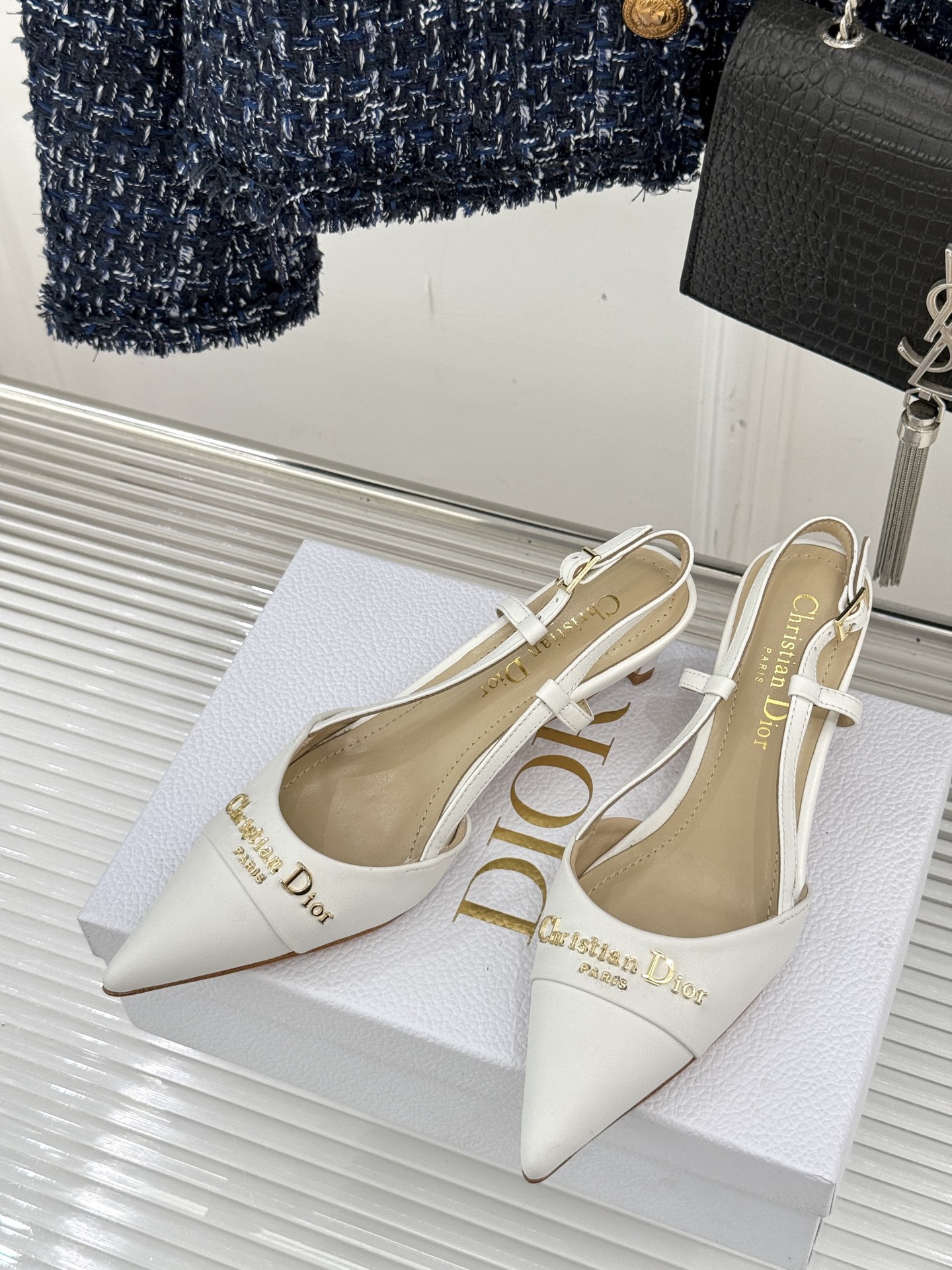 
Dior/迪奥25S新品尖头字母尖头
后跟凉鞋高跟鞋
这季的字母系列真的要狂种草啦~
字母logo设计