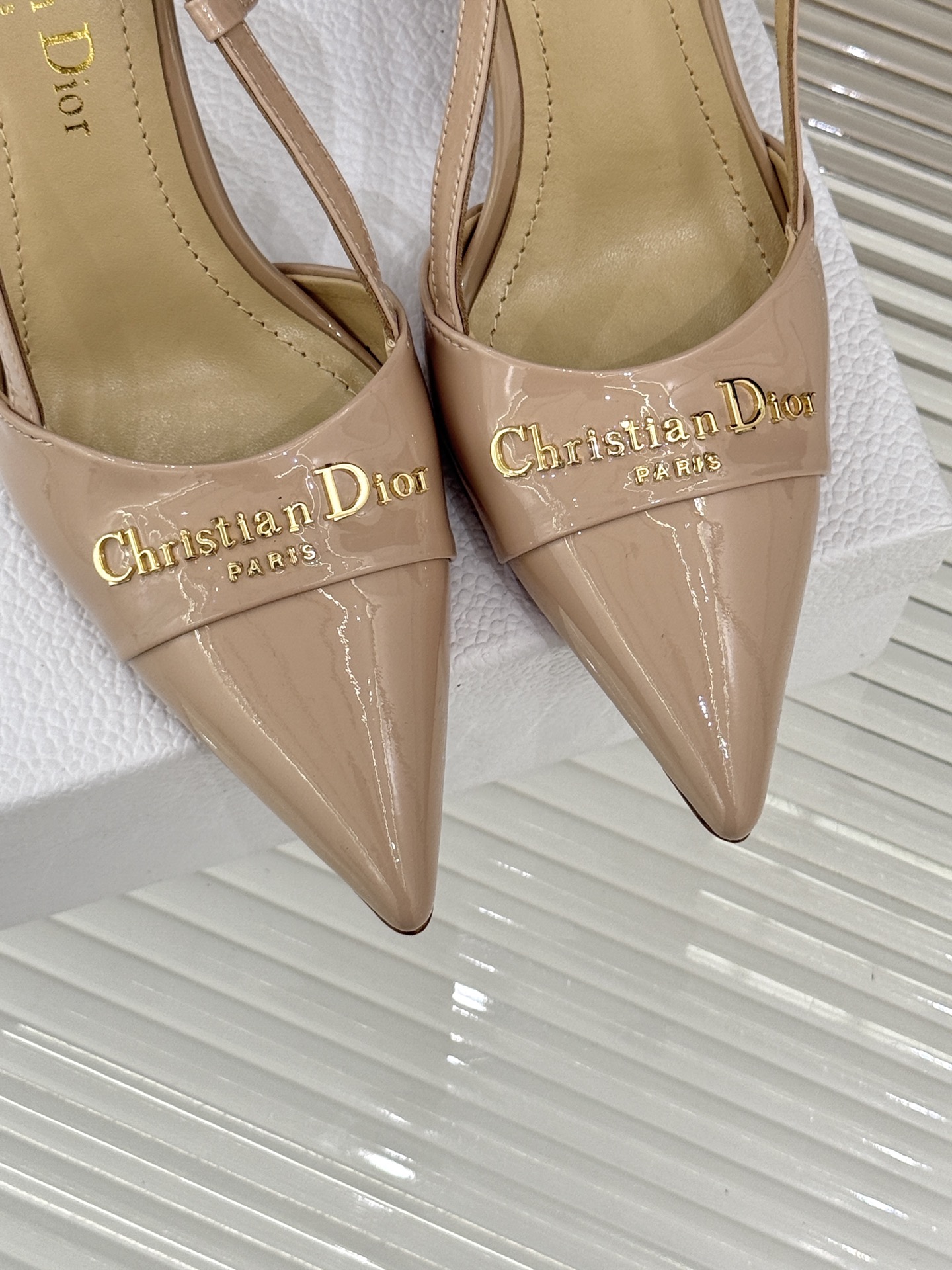 
Dior/迪奥25S新品尖头字母尖头
后跟凉鞋高跟鞋
这季的字母系列真的要狂种草啦~
字母logo设计