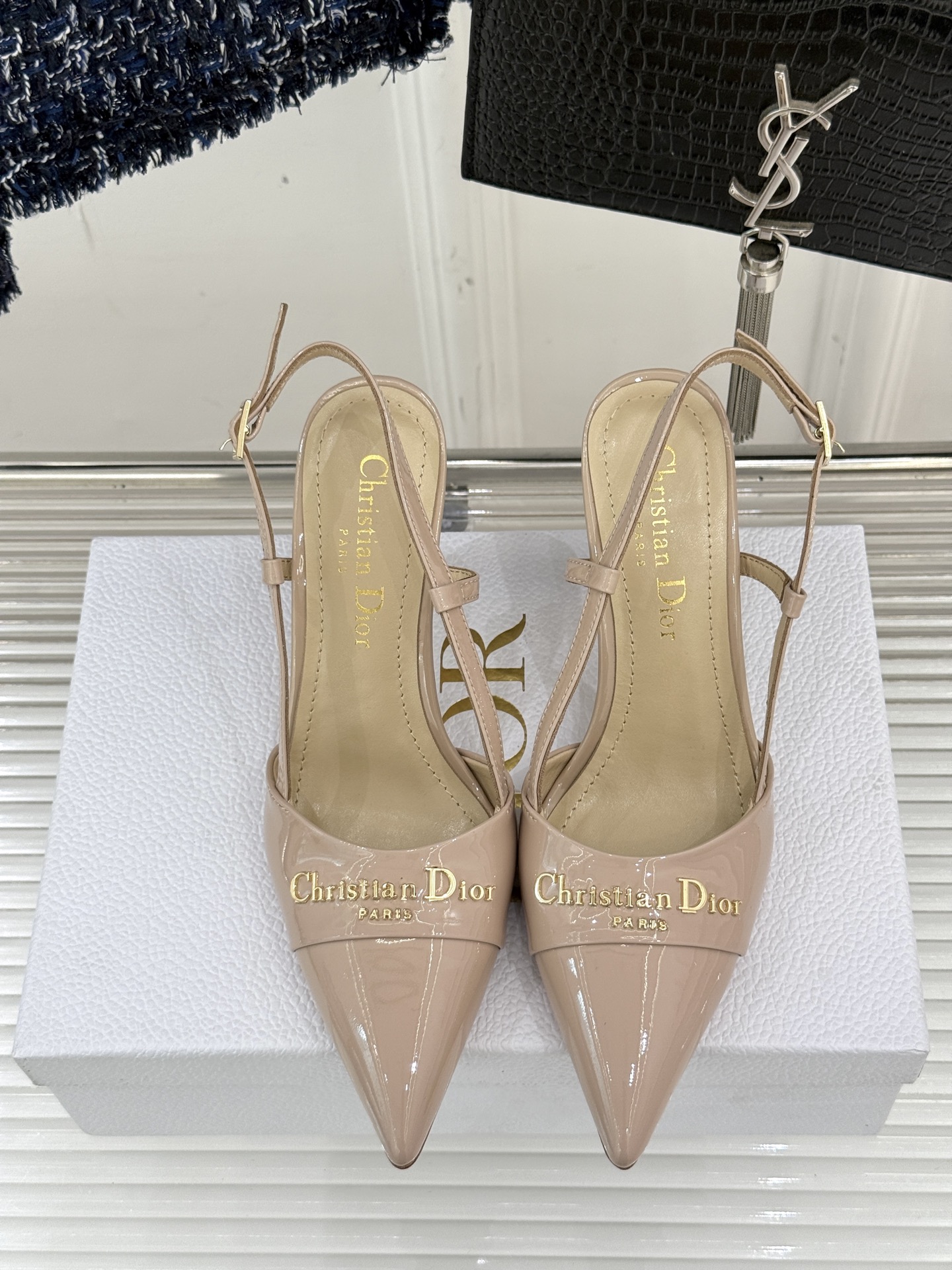 
Dior/迪奥25S新品尖头字母尖头
后跟凉鞋高跟鞋
这季的字母系列真的要狂种草啦~
字母logo设计