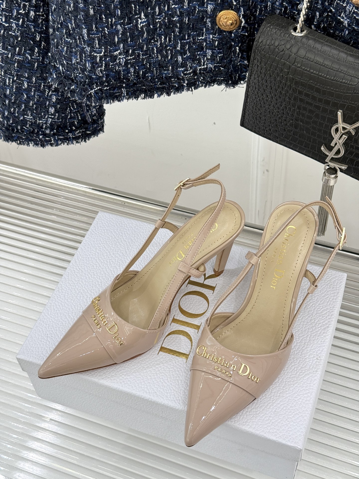 
Dior/迪奥25S新品尖头字母尖头
后跟凉鞋高跟鞋
这季的字母系列真的要狂种草啦~
字母logo设计