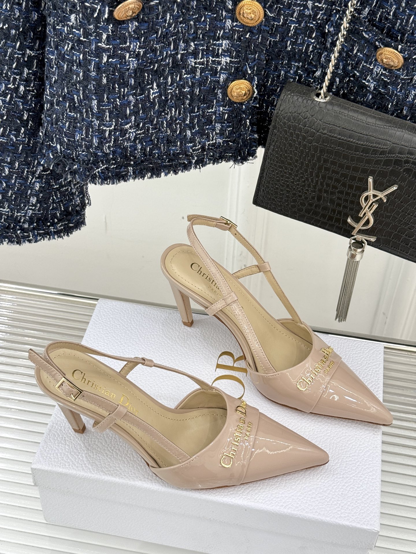 
Dior/迪奥25S新品尖头字母尖头
后跟凉鞋高跟鞋
这季的字母系列真的要狂种草啦~
字母logo设计