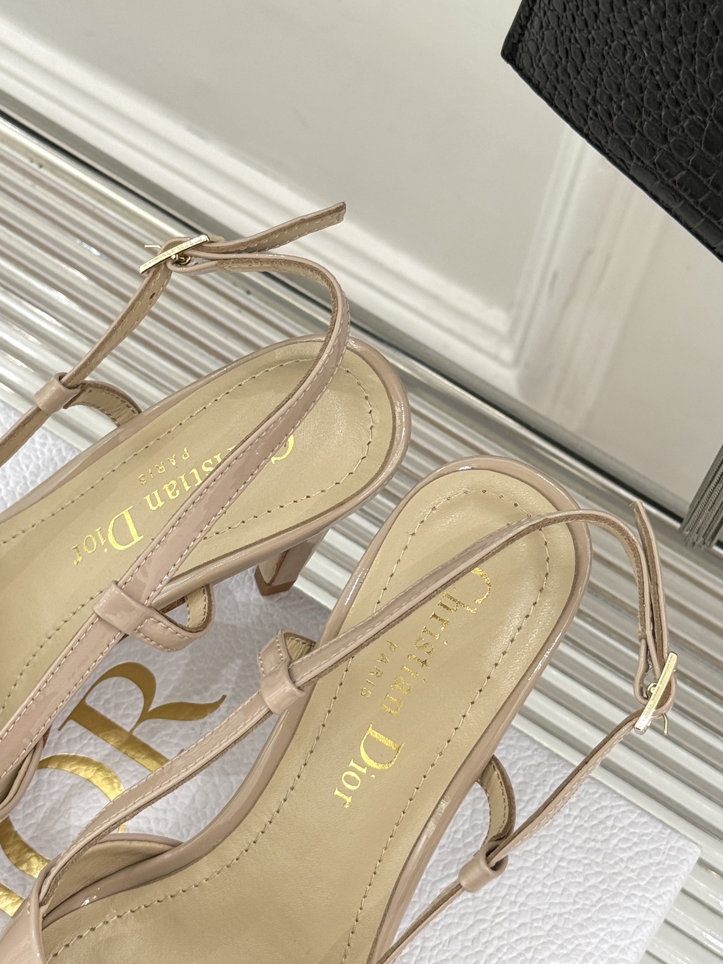 
Dior/迪奥25S新品尖头字母尖头
后跟凉鞋高跟鞋
这季的字母系列真的要狂种草啦~
字母logo设计