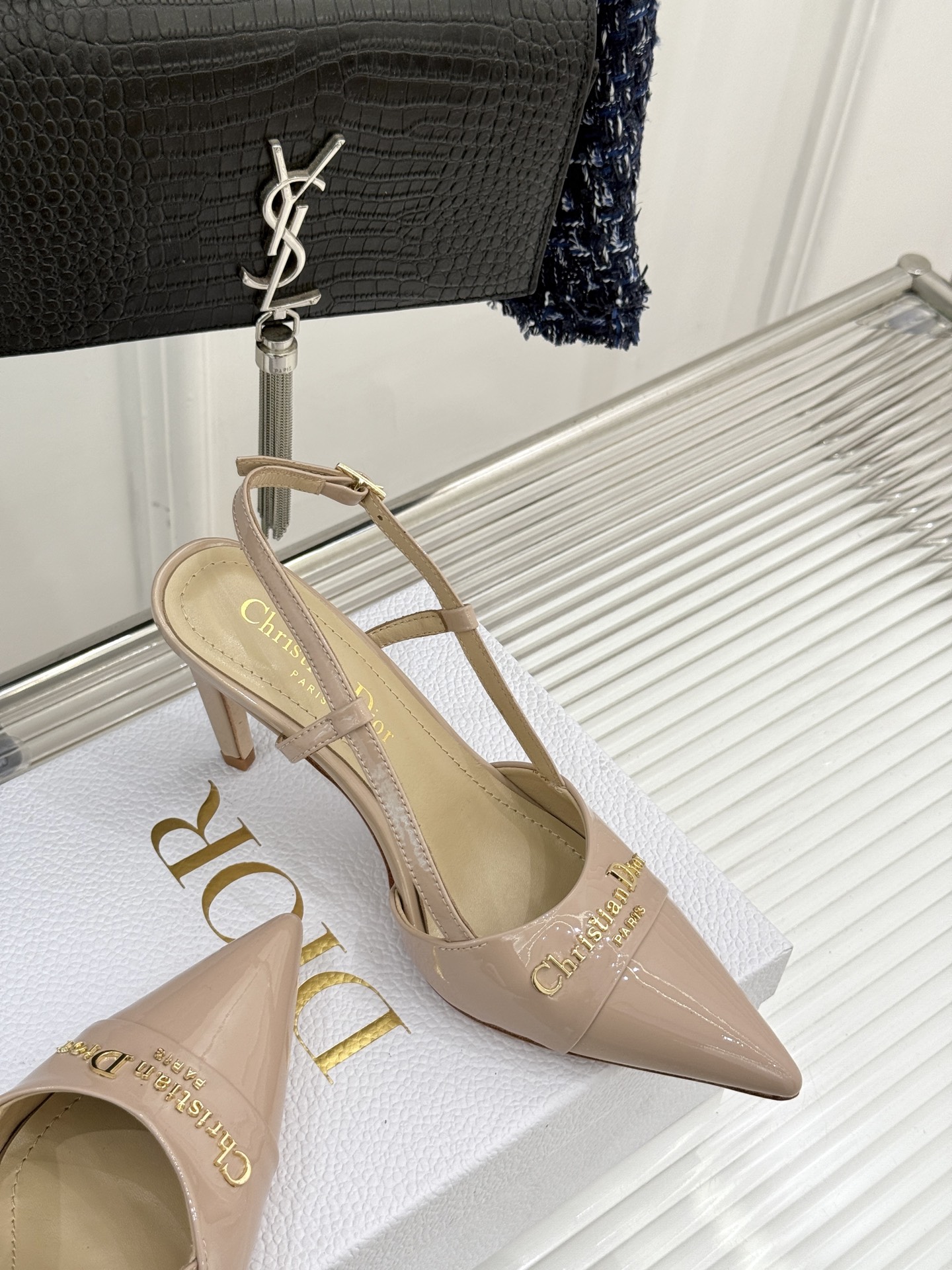 
Dior/迪奥25S新品尖头字母尖头
后跟凉鞋高跟鞋
这季的字母系列真的要狂种草啦~
字母logo设计