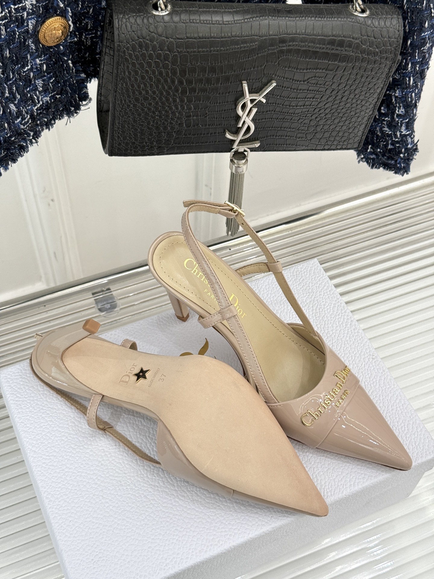 
Dior/迪奥25S新品尖头字母尖头
后跟凉鞋高跟鞋
这季的字母系列真的要狂种草啦~
字母logo设计