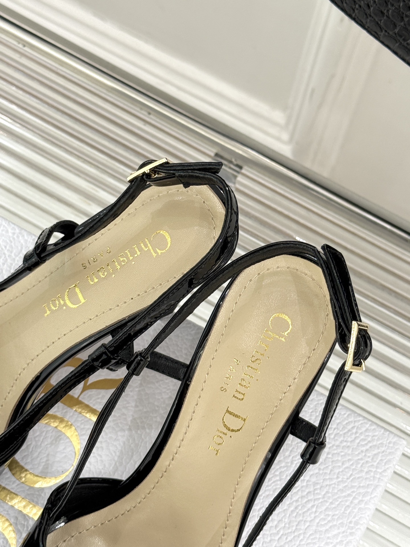 
Dior/迪奥25S新品尖头字母尖头
后跟凉鞋高跟鞋
这季的字母系列真的要狂种草啦~
字母logo设计