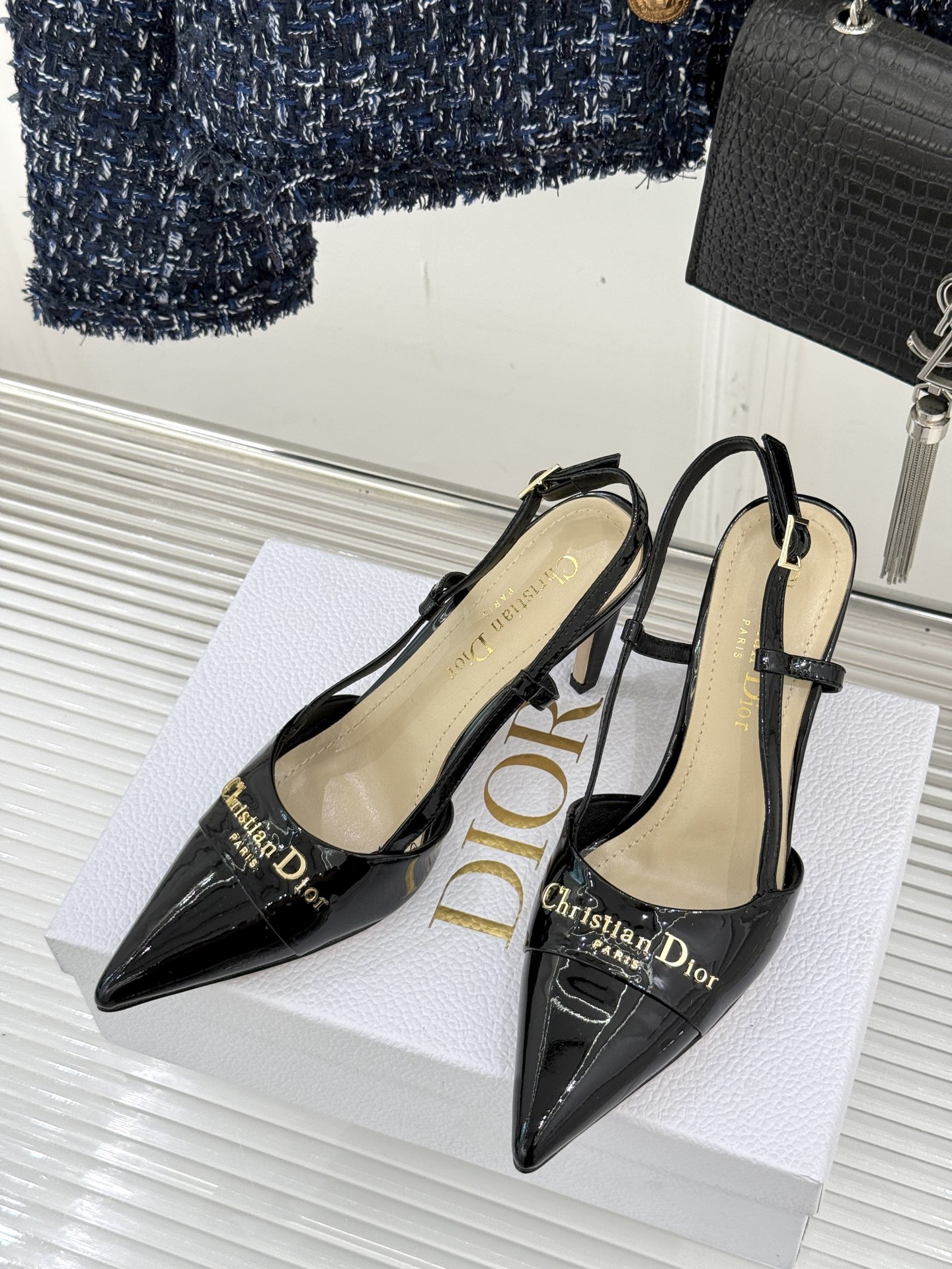 
Dior/迪奥25S新品尖头字母尖头
后跟凉鞋高跟鞋
这季的字母系列真的要狂种草啦~
字母logo设计