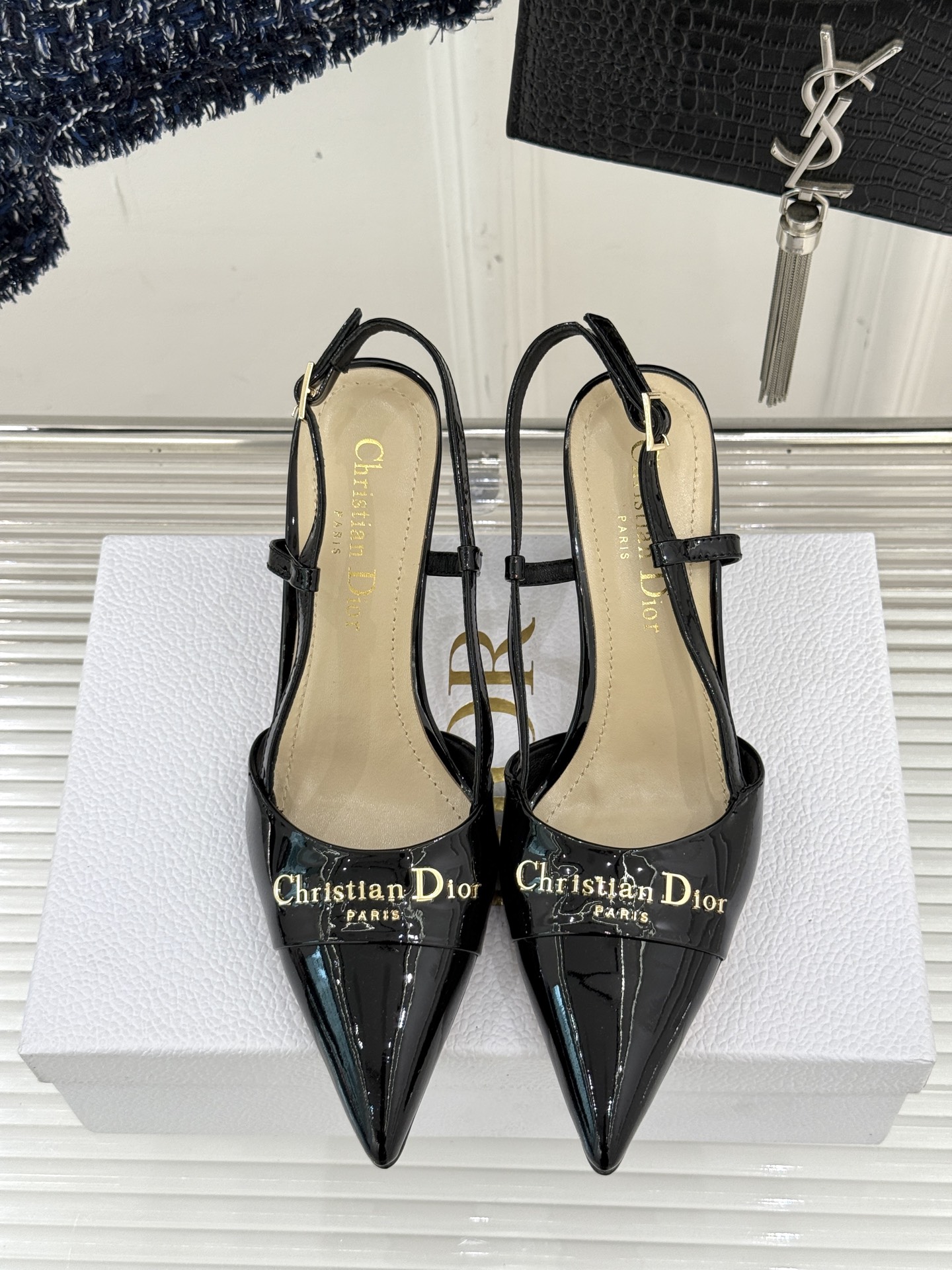 
Dior/迪奥25S新品尖头字母尖头
后跟凉鞋高跟鞋
这季的字母系列真的要狂种草啦~
字母logo设计
