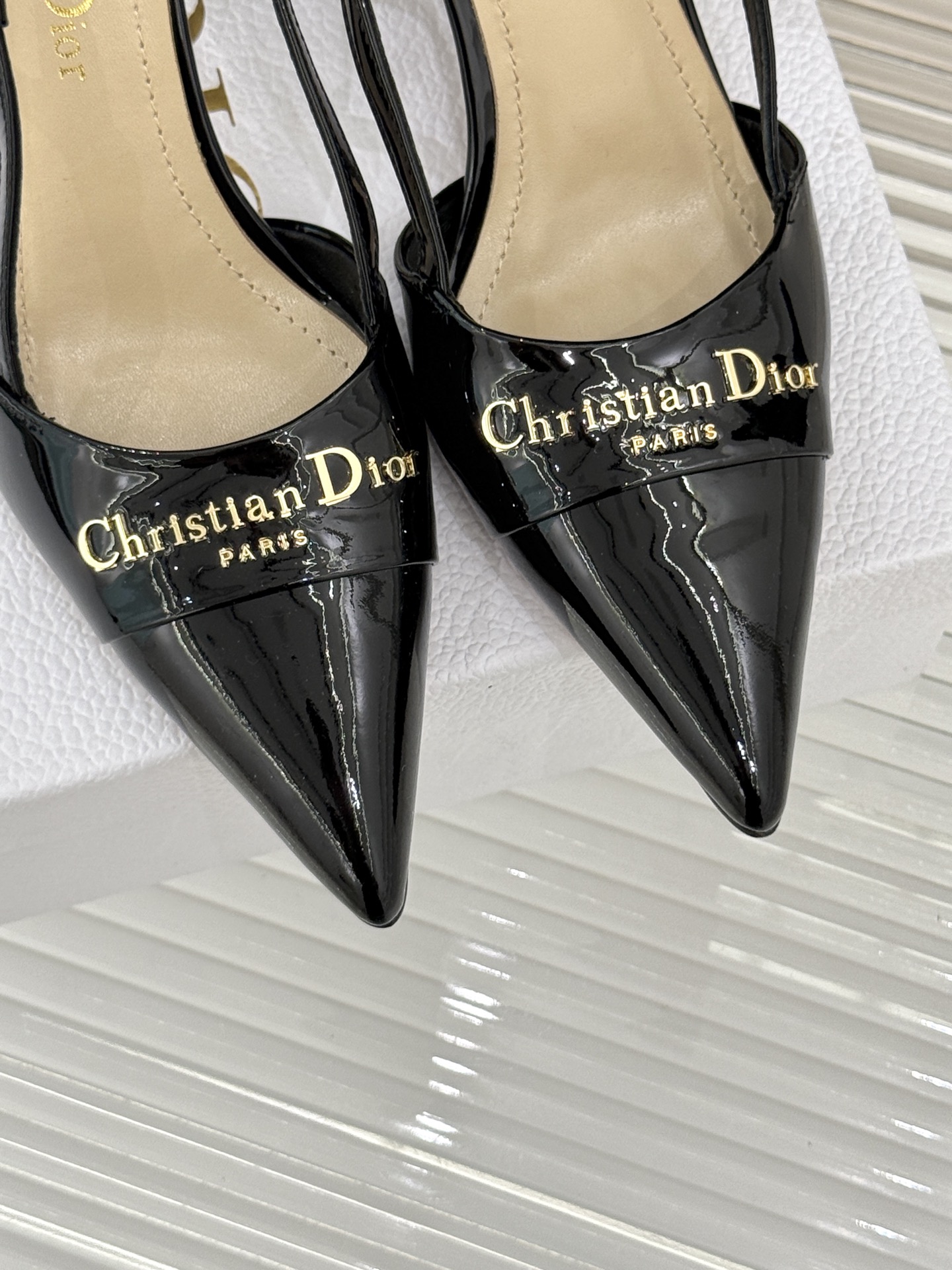 
Dior/迪奥25S新品尖头字母尖头
后跟凉鞋高跟鞋
这季的字母系列真的要狂种草啦~
字母logo设计