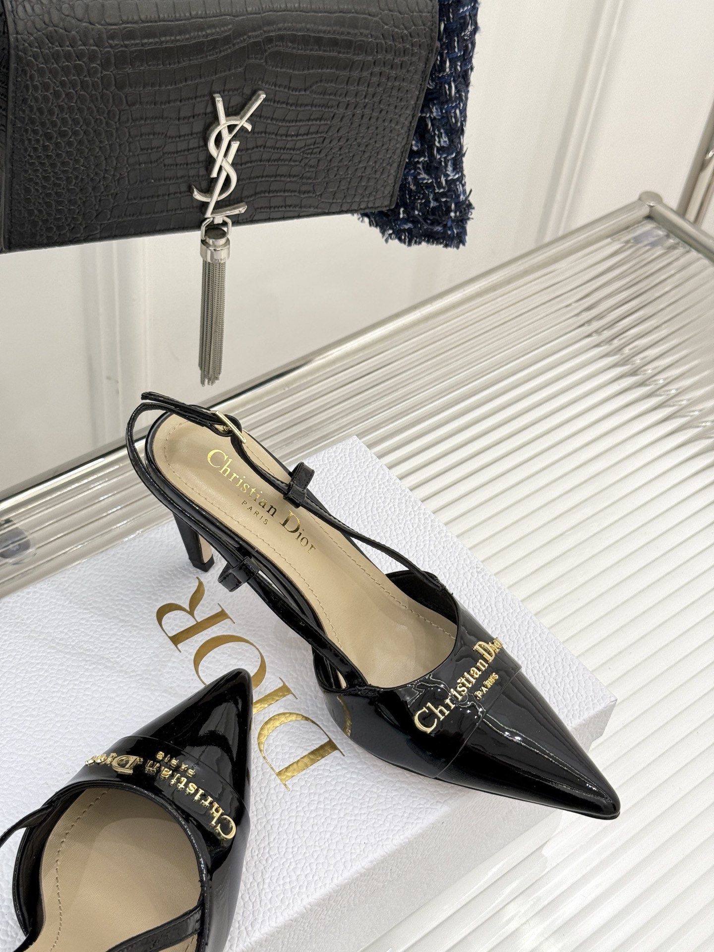 
Dior/迪奥25S新品尖头字母尖头
后跟凉鞋高跟鞋
这季的字母系列真的要狂种草啦~
字母logo设计