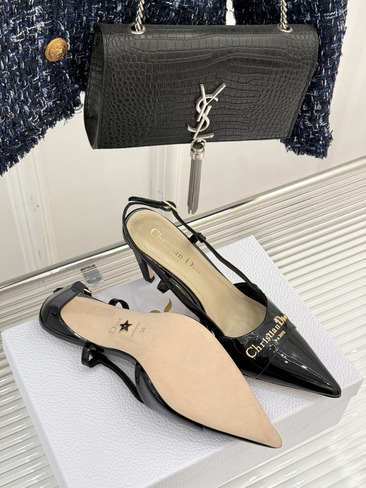 
Dior/迪奥25S新品尖头字母尖头
后跟凉鞋高跟鞋
这季的字母系列真的要狂种草啦~
字母logo设计