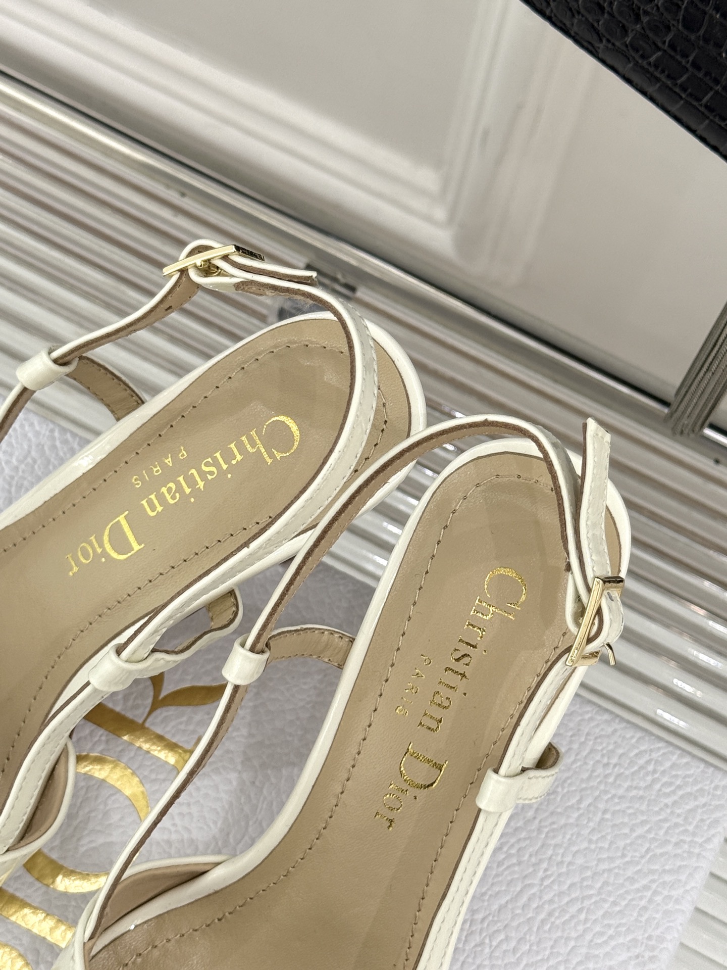 
Dior/迪奥25S新品尖头字母尖头
后跟凉鞋高跟鞋
这季的字母系列真的要狂种草啦~
字母logo设计