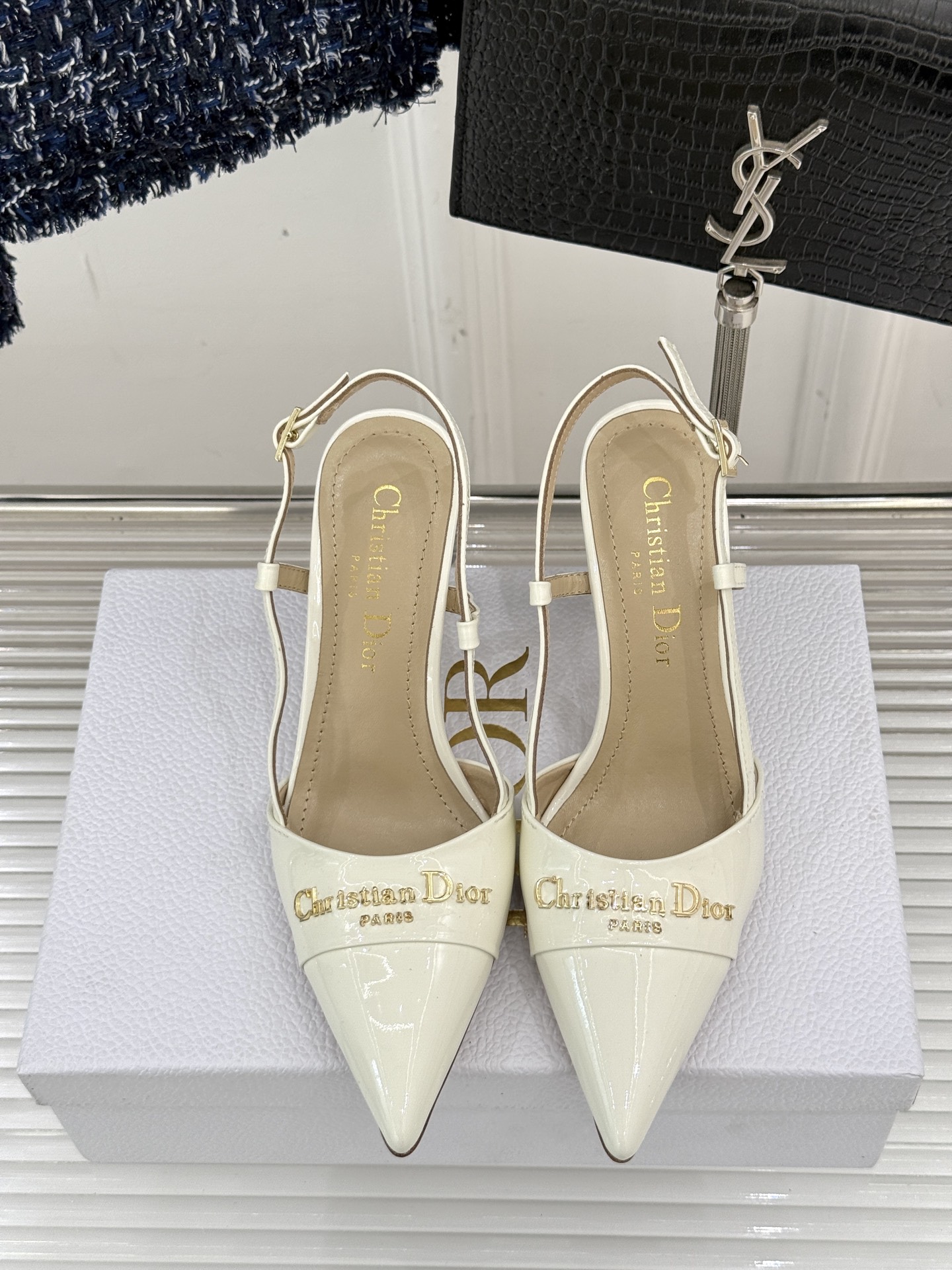 
Dior/迪奥25S新品尖头字母尖头
后跟凉鞋高跟鞋
这季的字母系列真的要狂种草啦~
字母logo设计