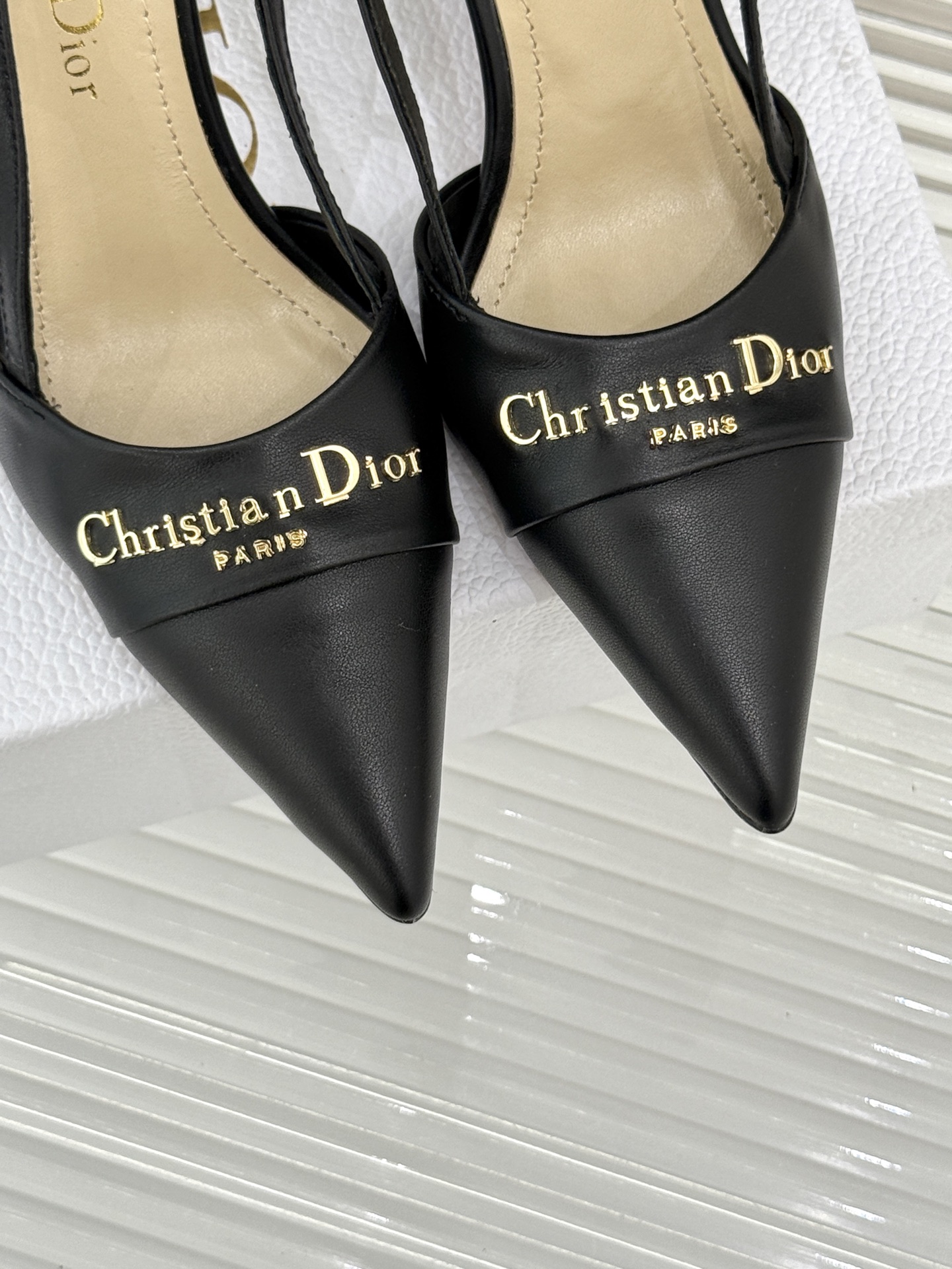 
Dior/迪奥25S新品尖头字母尖头
后跟凉鞋高跟鞋
这季的字母系列真的要狂种草啦~
字母logo设计