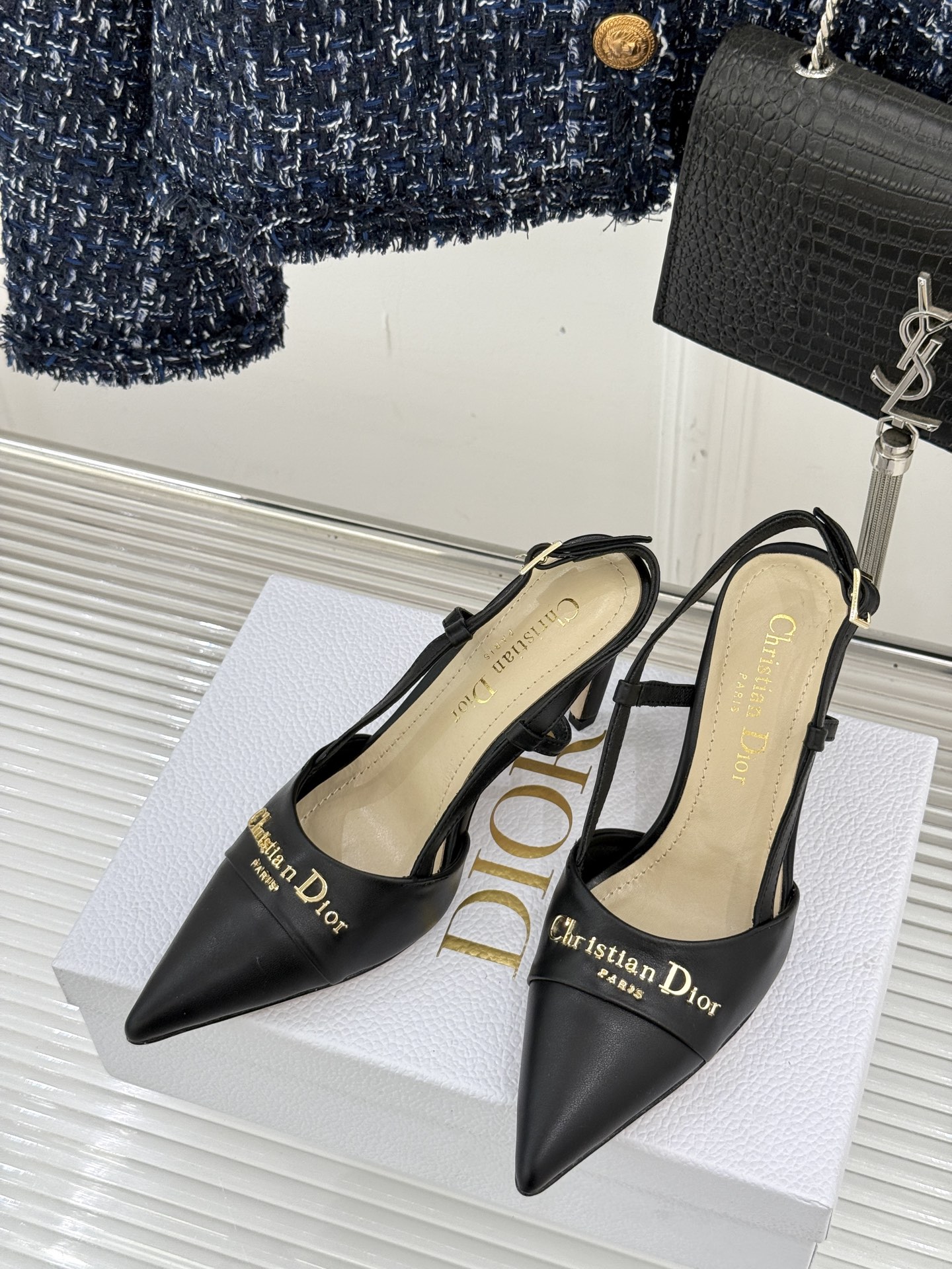 
Dior/迪奥25S新品尖头字母尖头
后跟凉鞋高跟鞋
这季的字母系列真的要狂种草啦~
字母logo设计