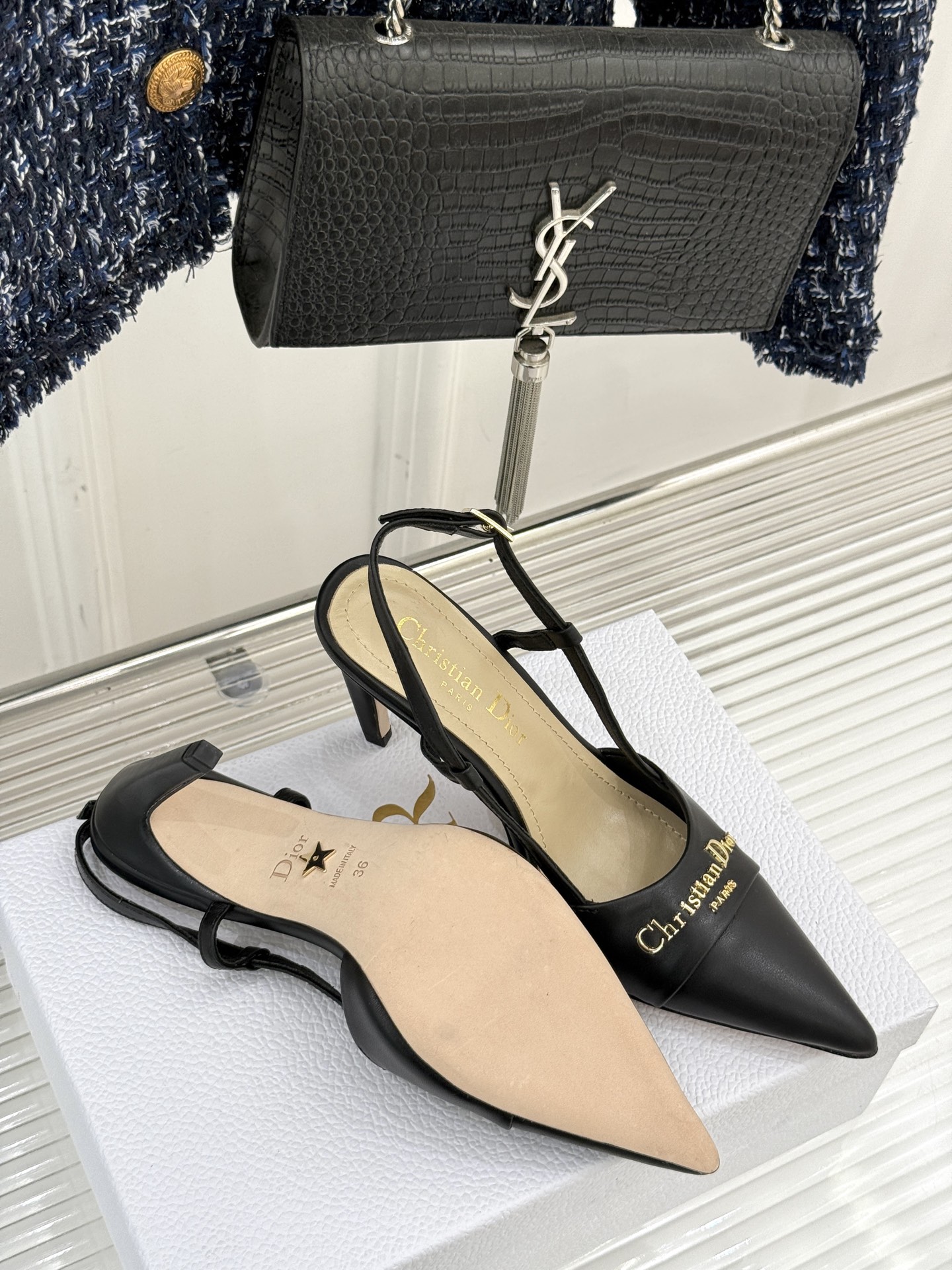 
Dior/迪奥25S新品尖头字母尖头
后跟凉鞋高跟鞋
这季的字母系列真的要狂种草啦~
字母logo设计
