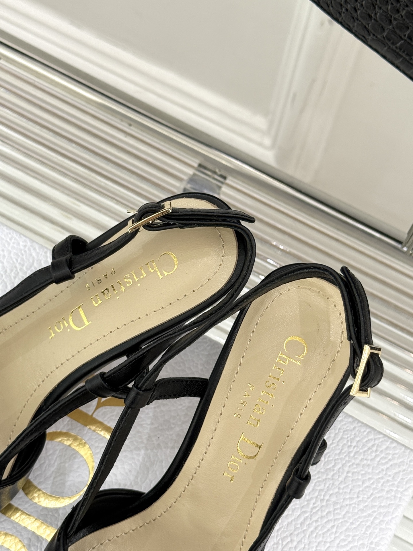 
Dior/迪奥25S新品尖头字母尖头
后跟凉鞋高跟鞋
这季的字母系列真的要狂种草啦~
字母logo设计