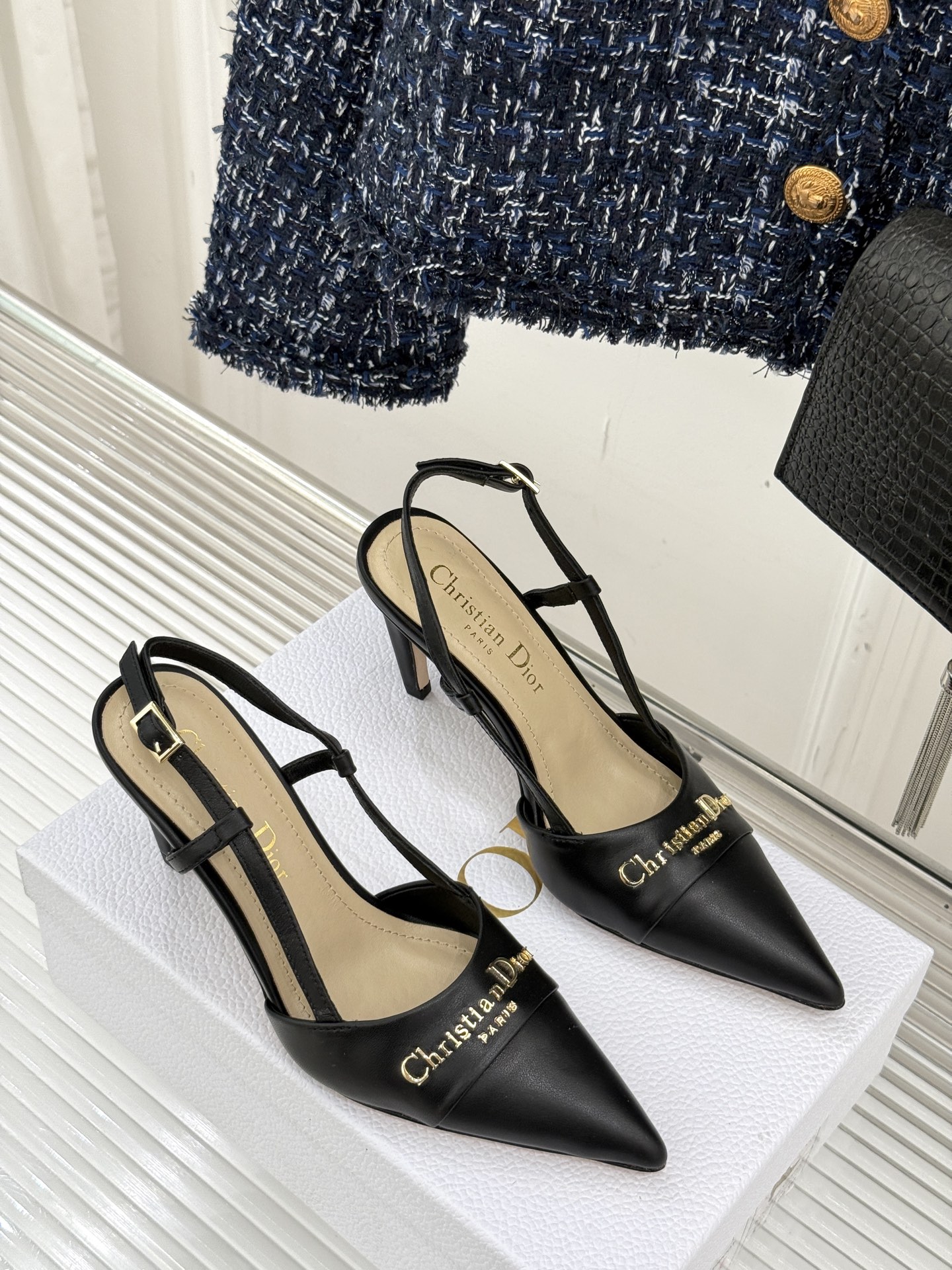 
Dior/迪奥25S新品尖头字母尖头
后跟凉鞋高跟鞋
这季的字母系列真的要狂种草啦~
字母logo设计