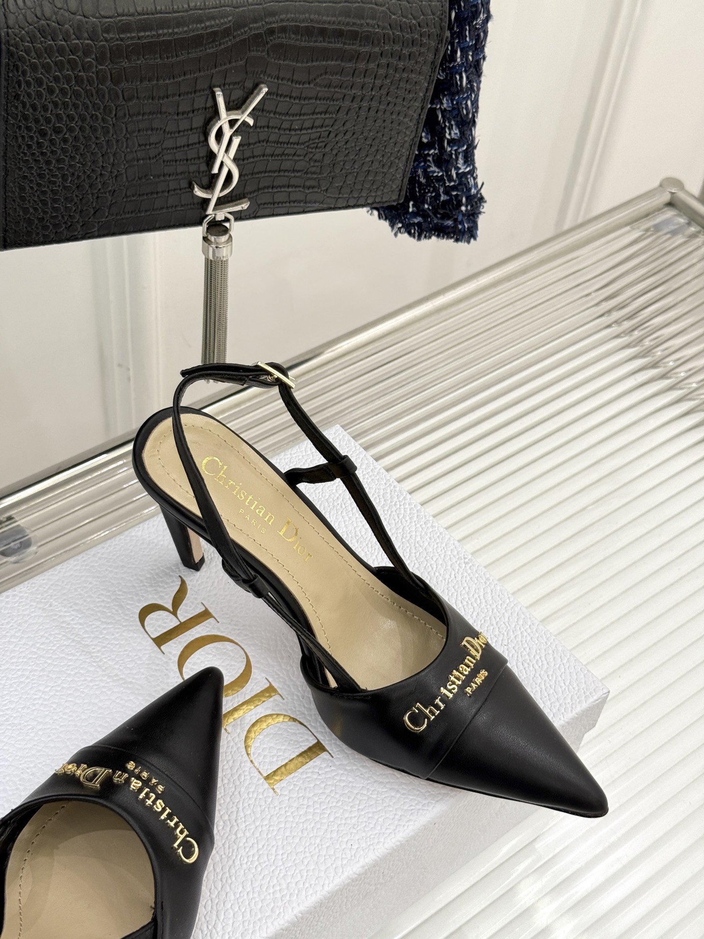 
Dior/迪奥25S新品尖头字母尖头
后跟凉鞋高跟鞋
这季的字母系列真的要狂种草啦~
字母logo设计