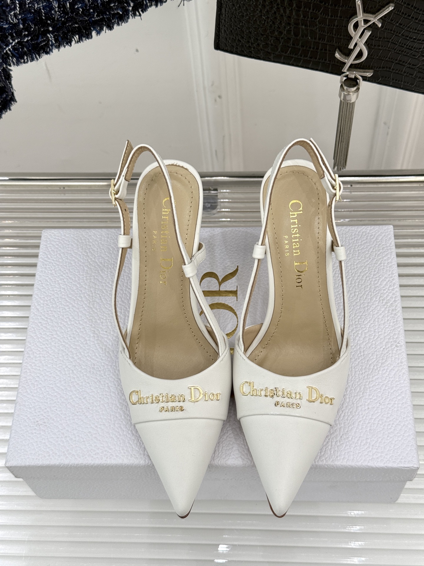 
Dior/迪奥25S新品尖头字母尖头
后跟凉鞋高跟鞋
这季的字母系列真的要狂种草啦~
字母logo设计