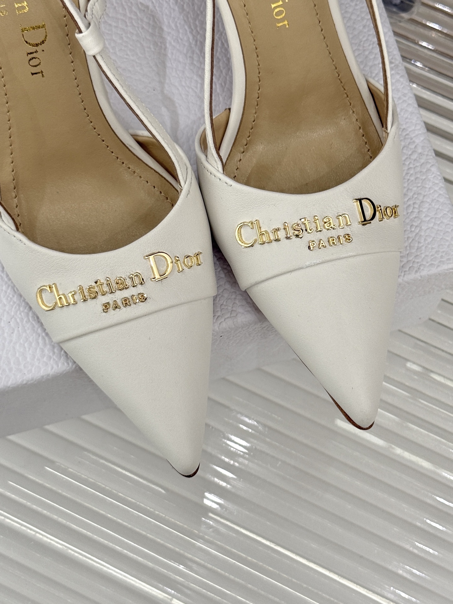 
Dior/迪奥25S新品尖头字母尖头
后跟凉鞋高跟鞋
这季的字母系列真的要狂种草啦~
字母logo设计
