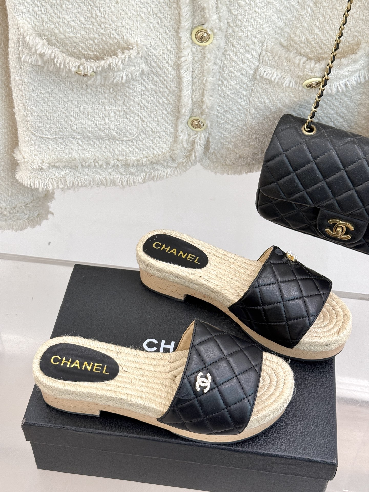 
CHANE* ｜小香25。春夏新品
麻绳菱格双C麻绳厚底拖鞋
经典菱格搭配木底元素 彰显高级
厚底在拉
