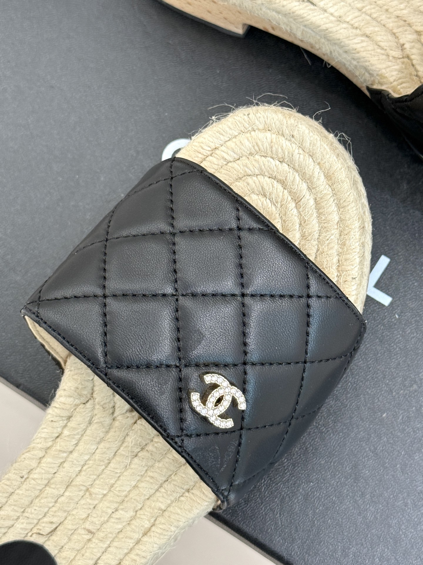 
CHANE* ｜小香25。春夏新品
麻绳菱格双C麻绳厚底拖鞋
经典菱格搭配木底元素 彰显高级
厚底在拉