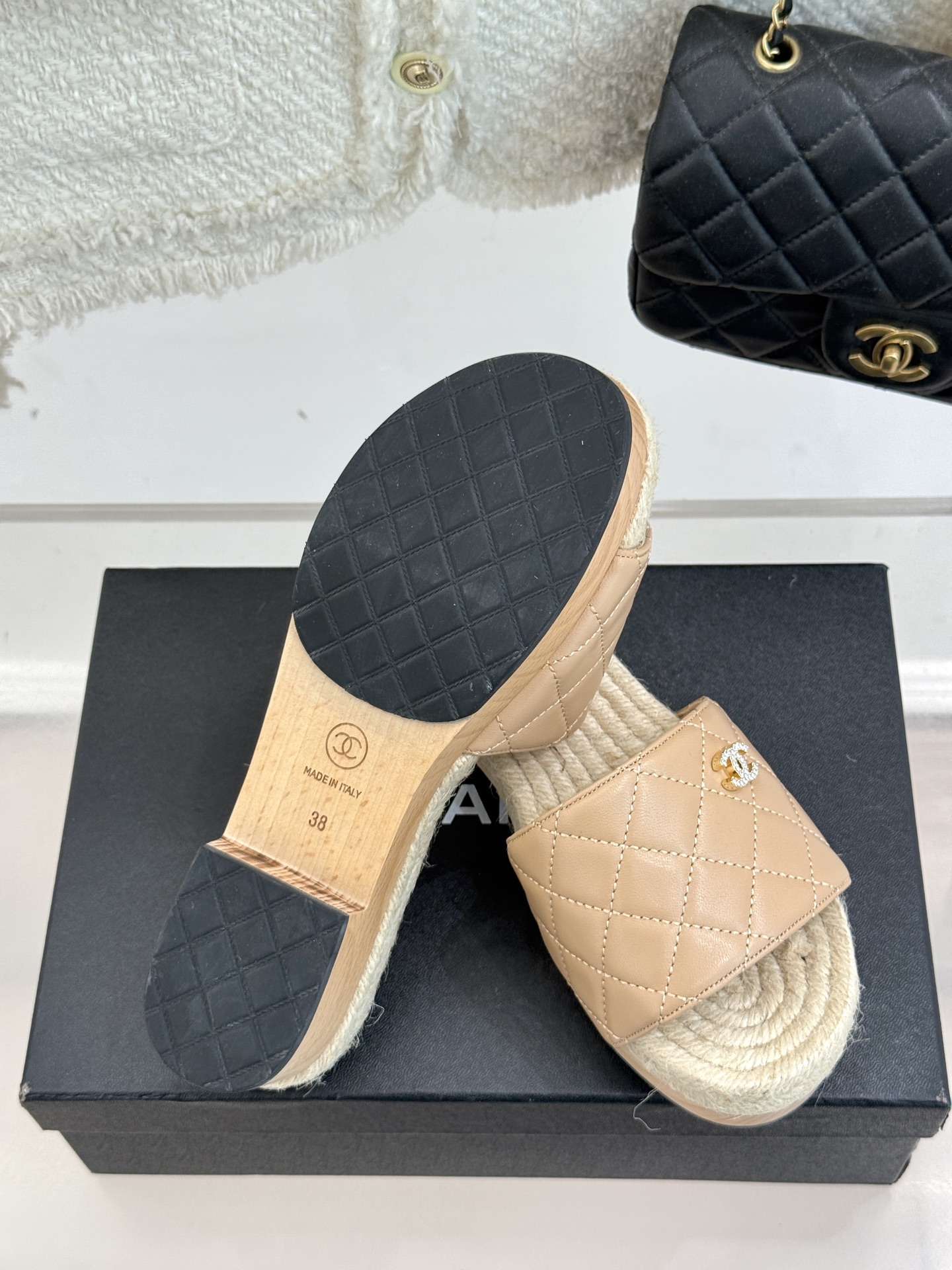 
CHANE* ｜小香25。春夏新品
麻绳菱格双C麻绳厚底拖鞋
经典菱格搭配木底元素 彰显高级
厚底在拉