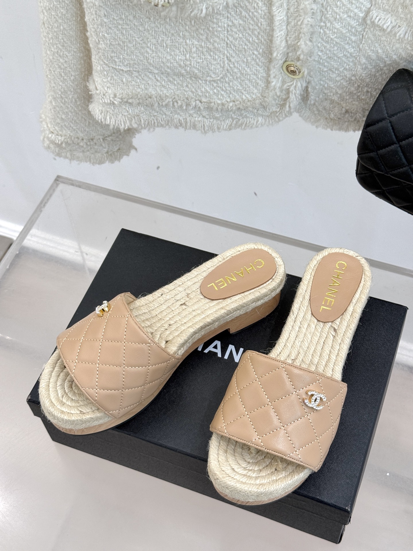 
CHANE* ｜小香25。春夏新品
麻绳菱格双C麻绳厚底拖鞋
经典菱格搭配木底元素 彰显高级
厚底在拉