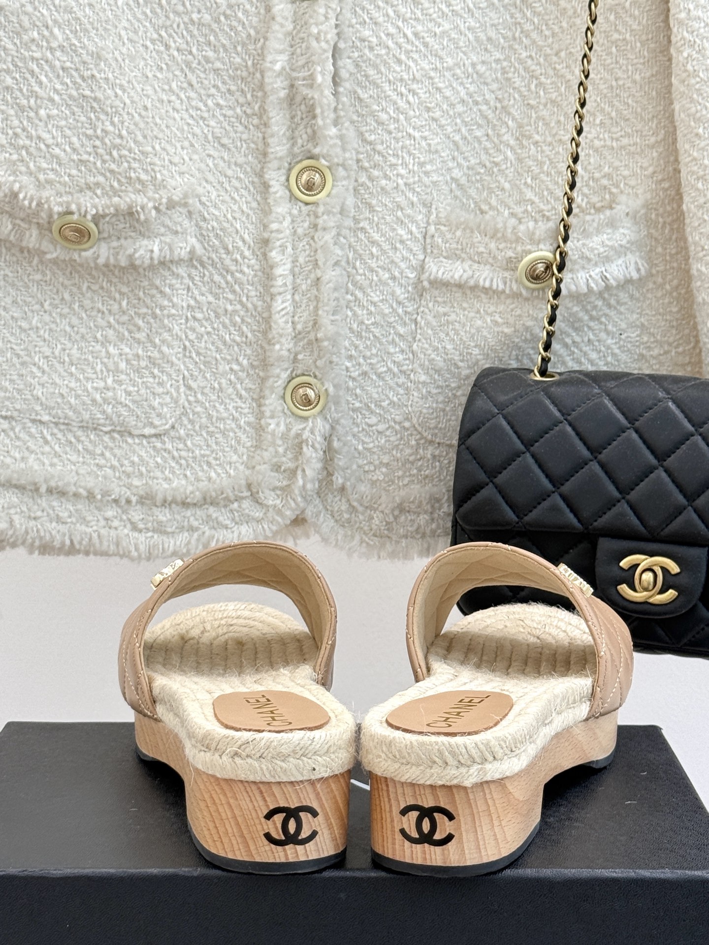 
CHANE* ｜小香25。春夏新品
麻绳菱格双C麻绳厚底拖鞋
经典菱格搭配木底元素 彰显高级
厚底在拉