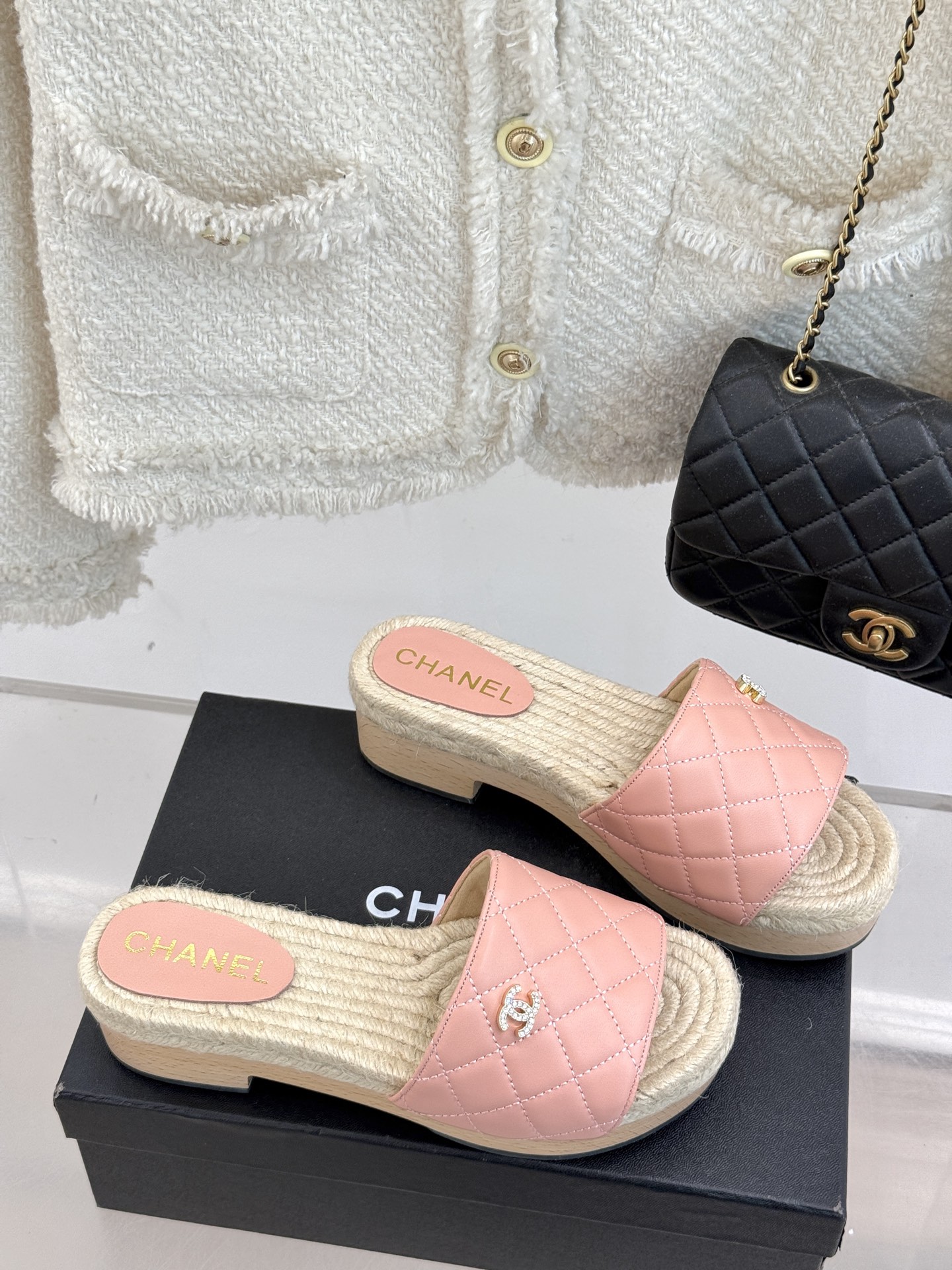 
CHANE* ｜小香25。春夏新品
麻绳菱格双C麻绳厚底拖鞋
经典菱格搭配木底元素 彰显高级
厚底在拉