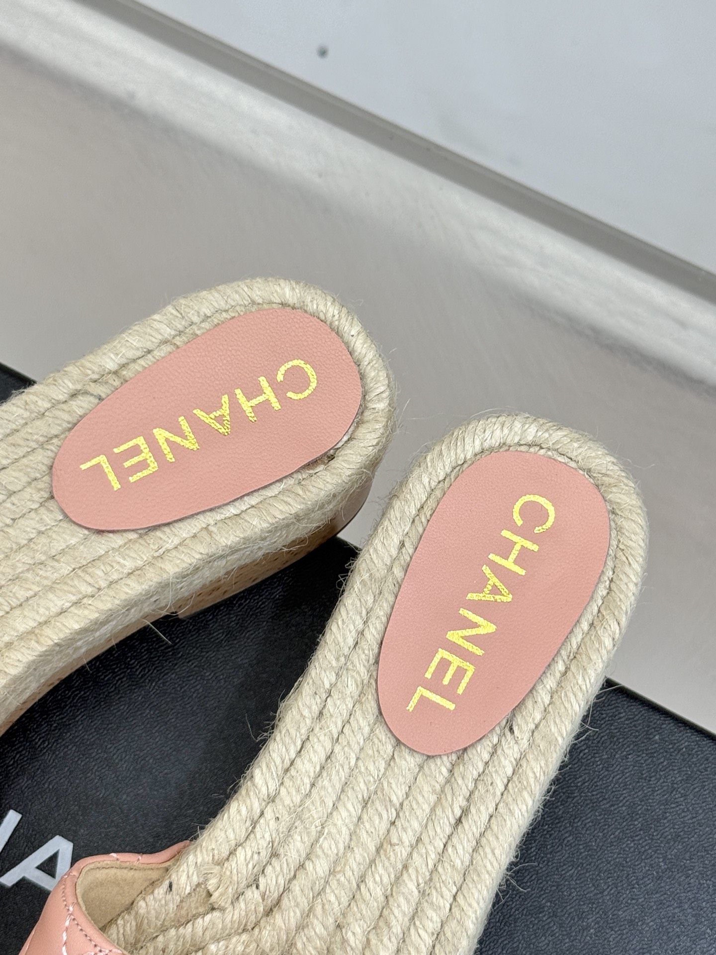
CHANE* ｜小香25。春夏新品
麻绳菱格双C麻绳厚底拖鞋
经典菱格搭配木底元素 彰显高级
厚底在拉