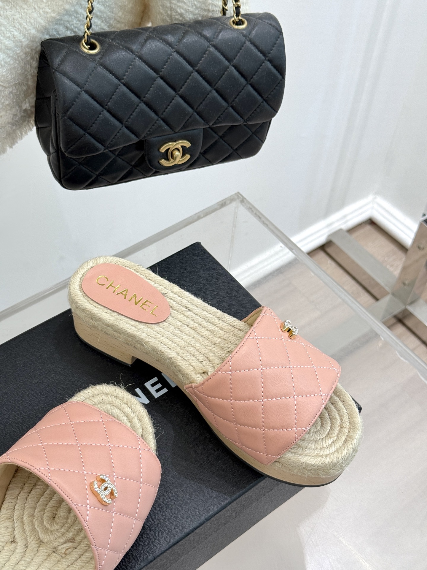 
CHANE* ｜小香25。春夏新品
麻绳菱格双C麻绳厚底拖鞋
经典菱格搭配木底元素 彰显高级
厚底在拉