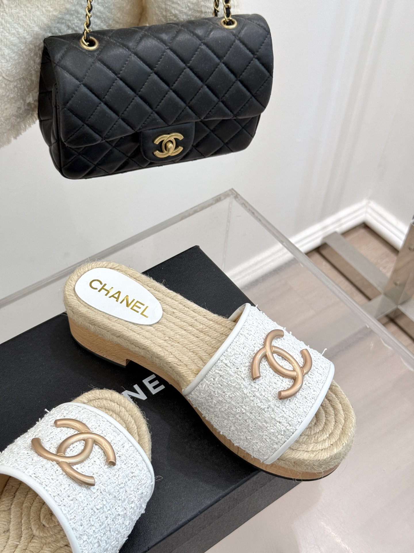 
CHANE* ｜小香25。春夏新品
麻绳菱格双C麻绳厚底拖鞋
经典菱格搭配木底元素 彰显高级
厚底在拉