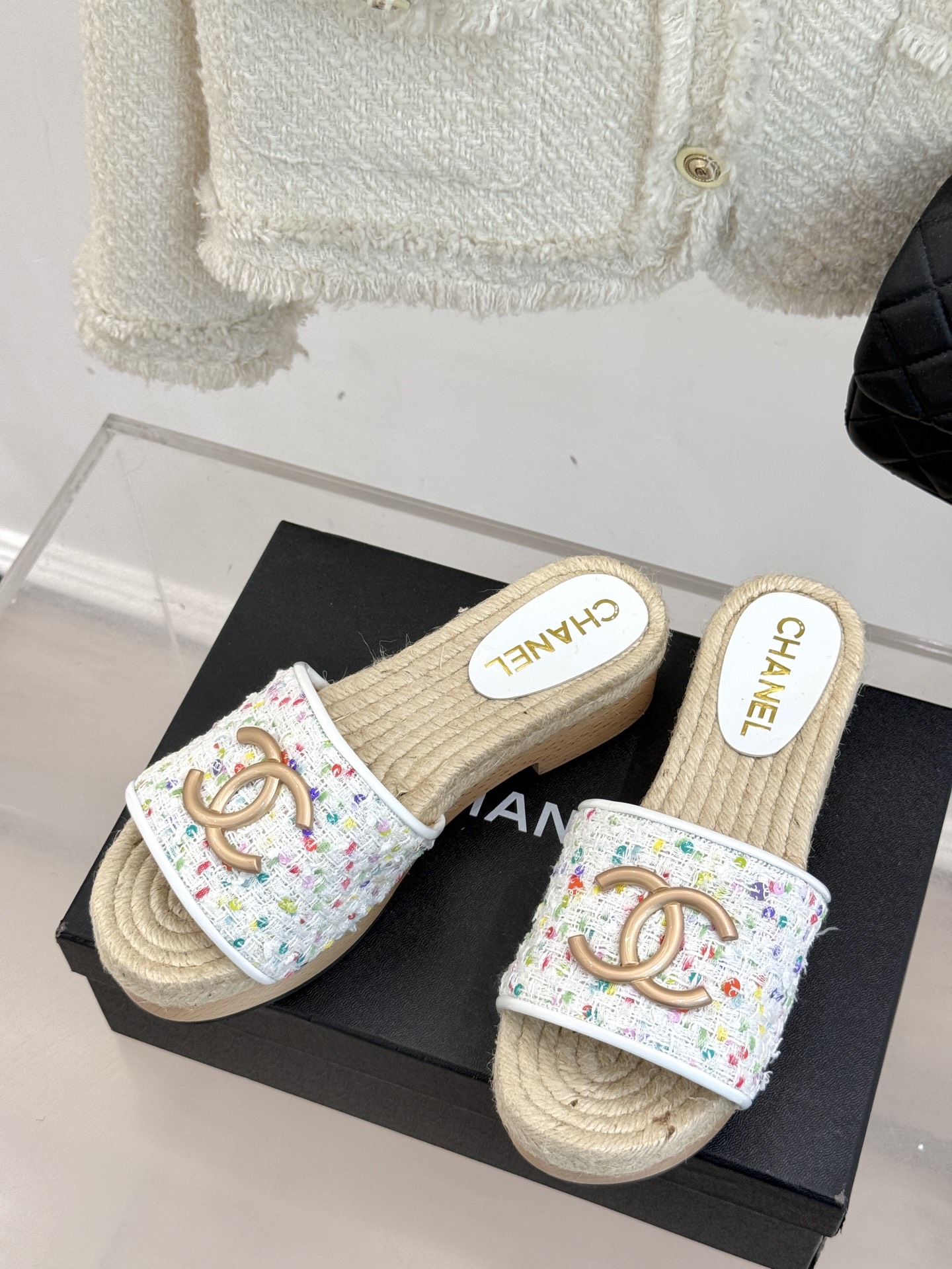 
CHANE* ｜小香25。春夏新品
麻绳菱格双C麻绳厚底拖鞋
经典菱格搭配木底元素 彰显高级
厚底在拉