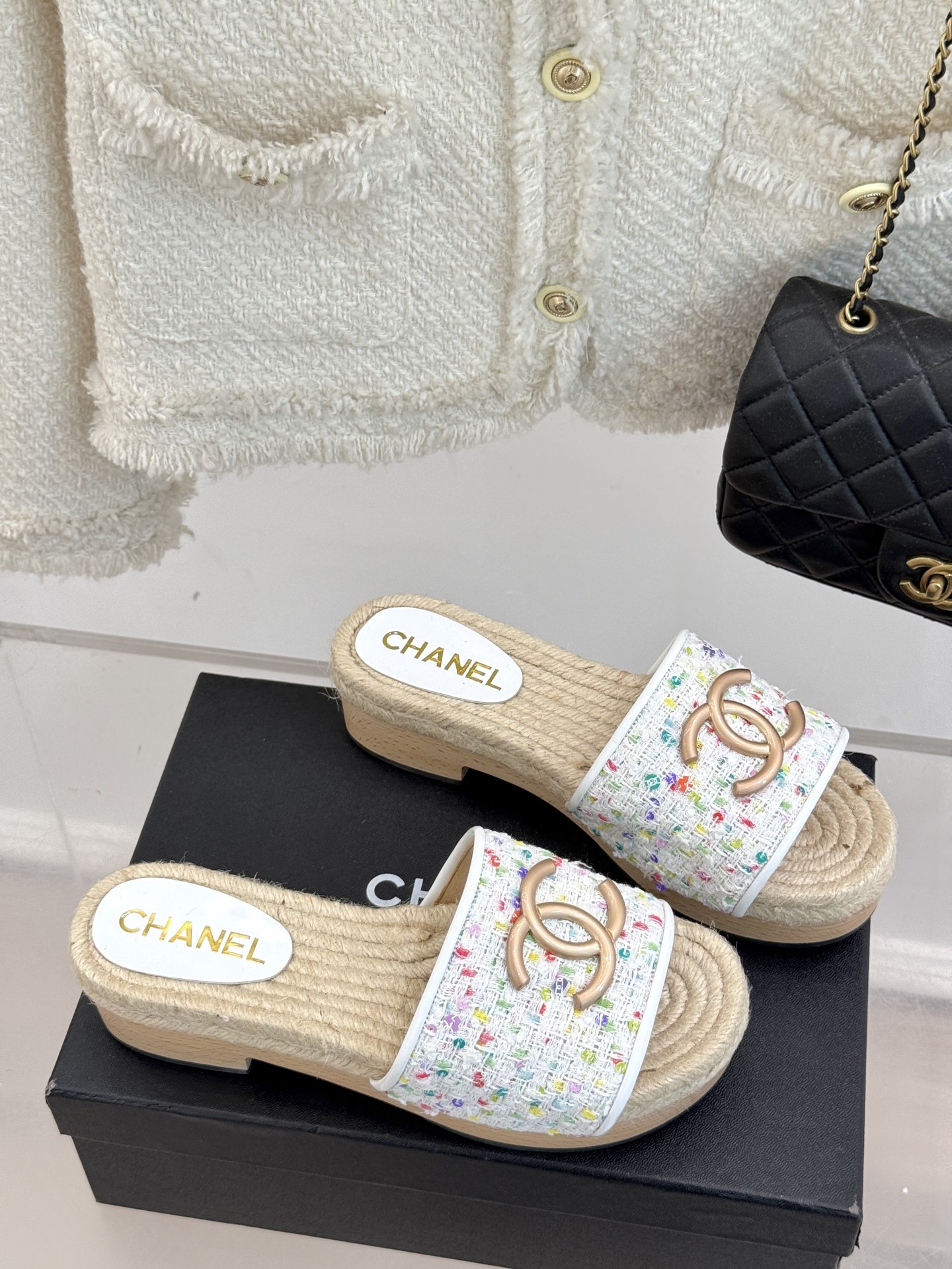 
CHANE* ｜小香25。春夏新品
麻绳菱格双C麻绳厚底拖鞋
经典菱格搭配木底元素 彰显高级
厚底在拉