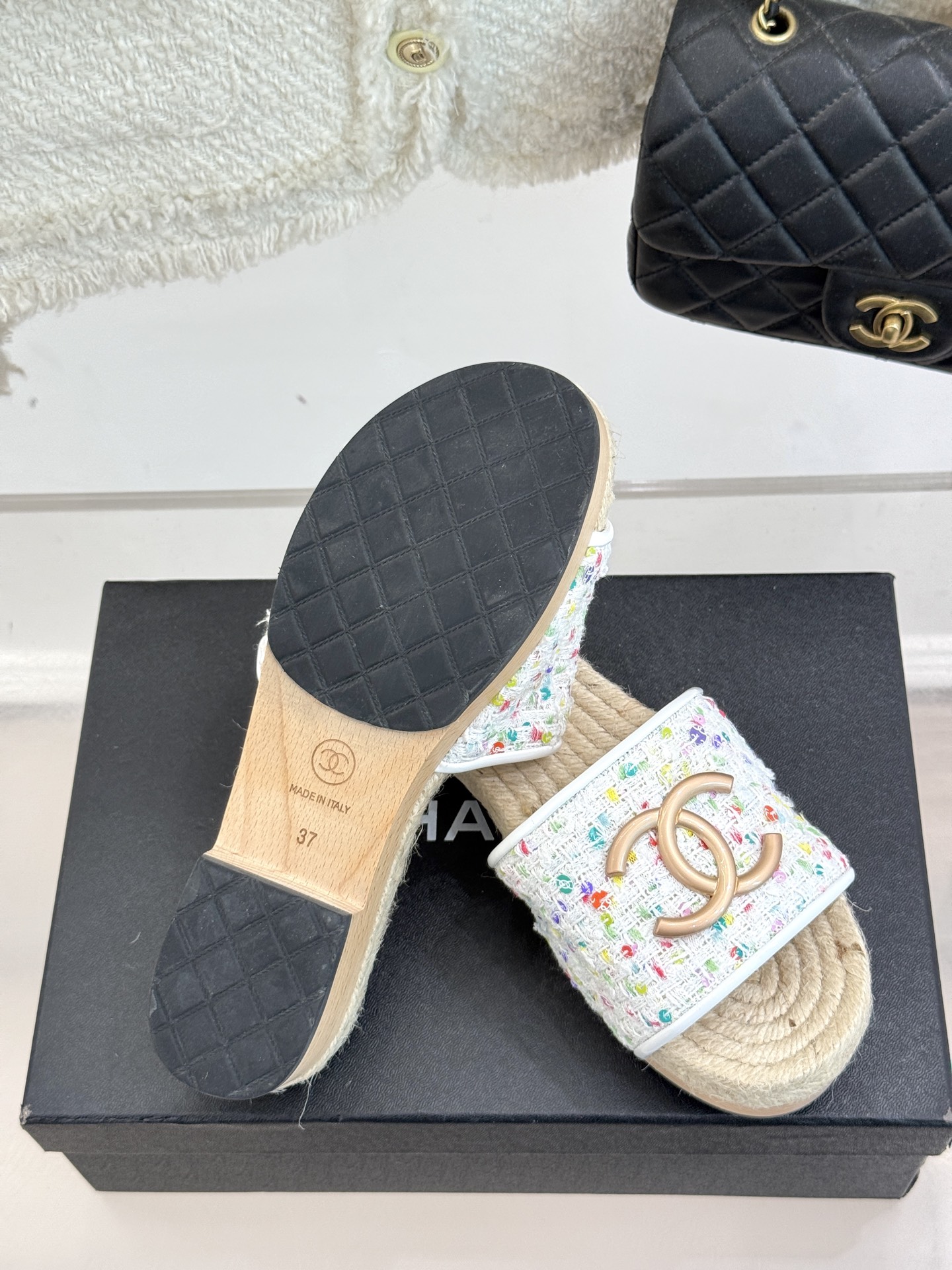 
CHANE* ｜小香25。春夏新品
麻绳菱格双C麻绳厚底拖鞋
经典菱格搭配木底元素 彰显高级
厚底在拉