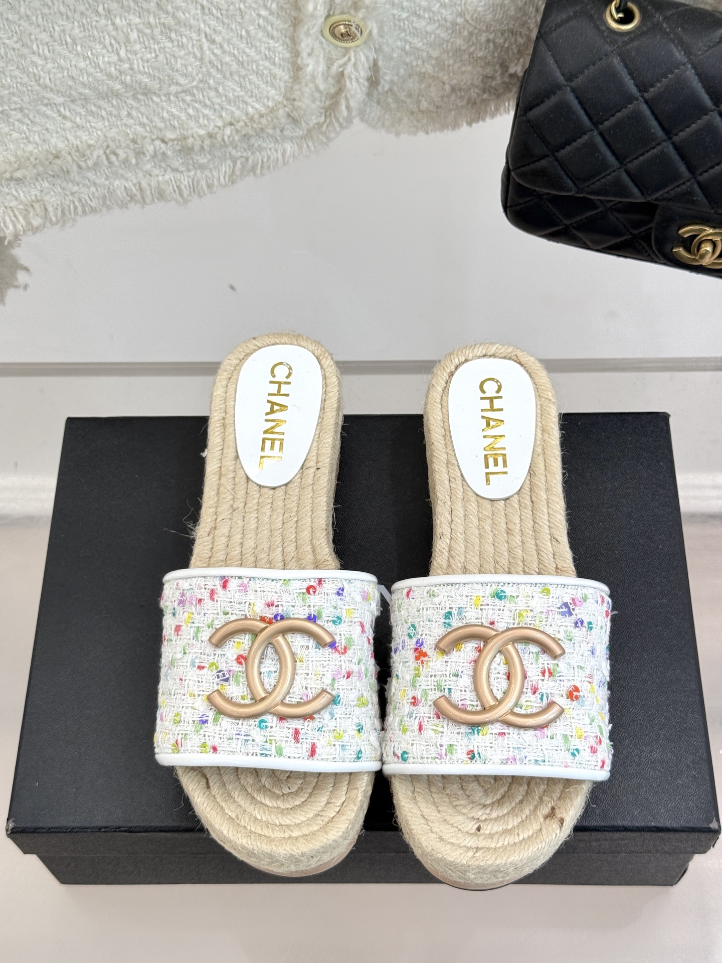 
CHANE* ｜小香25。春夏新品
麻绳菱格双C麻绳厚底拖鞋
经典菱格搭配木底元素 彰显高级
厚底在拉