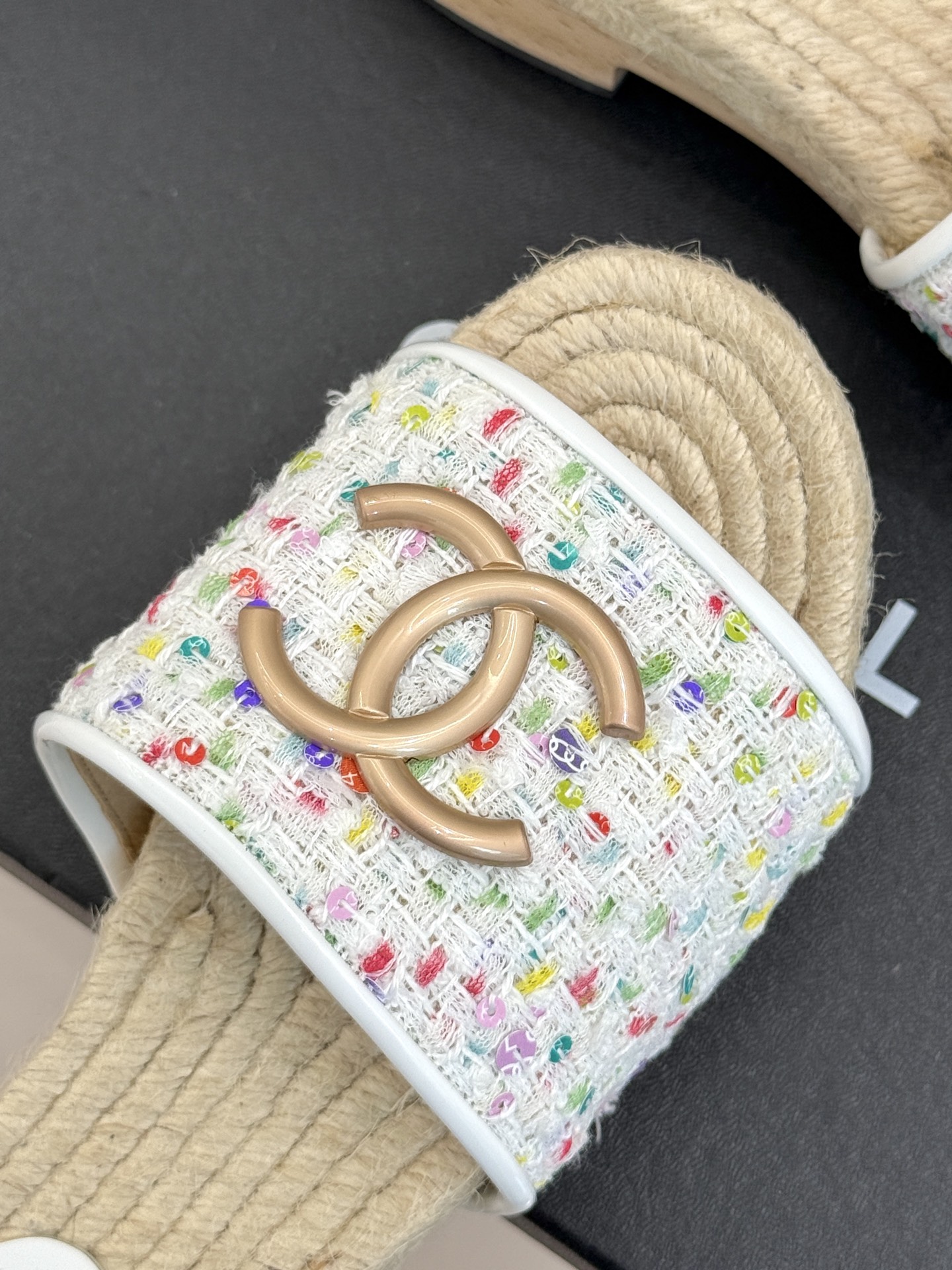 
CHANE* ｜小香25。春夏新品
麻绳菱格双C麻绳厚底拖鞋
经典菱格搭配木底元素 彰显高级
厚底在拉