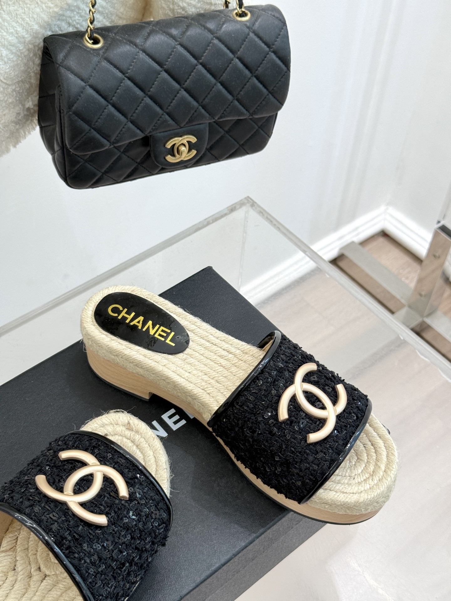 
CHANE* ｜小香25。春夏新品
麻绳菱格双C麻绳厚底拖鞋
经典菱格搭配木底元素 彰显高级
厚底在拉