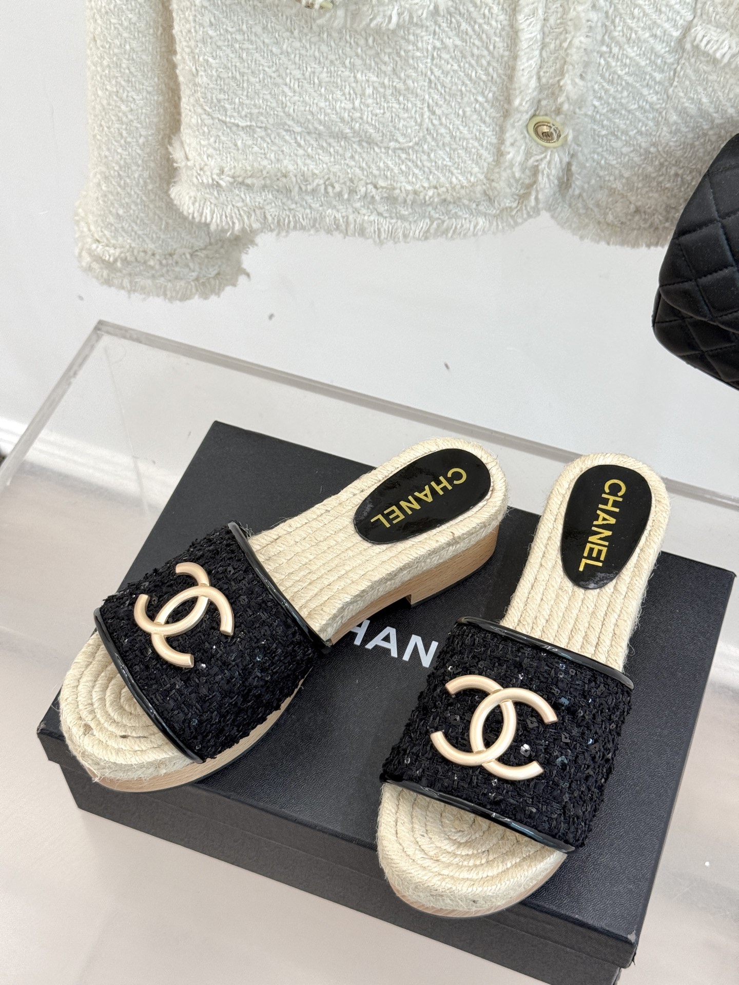 
CHANE* ｜小香25。春夏新品
麻绳菱格双C麻绳厚底拖鞋
经典菱格搭配木底元素 彰显高级
厚底在拉