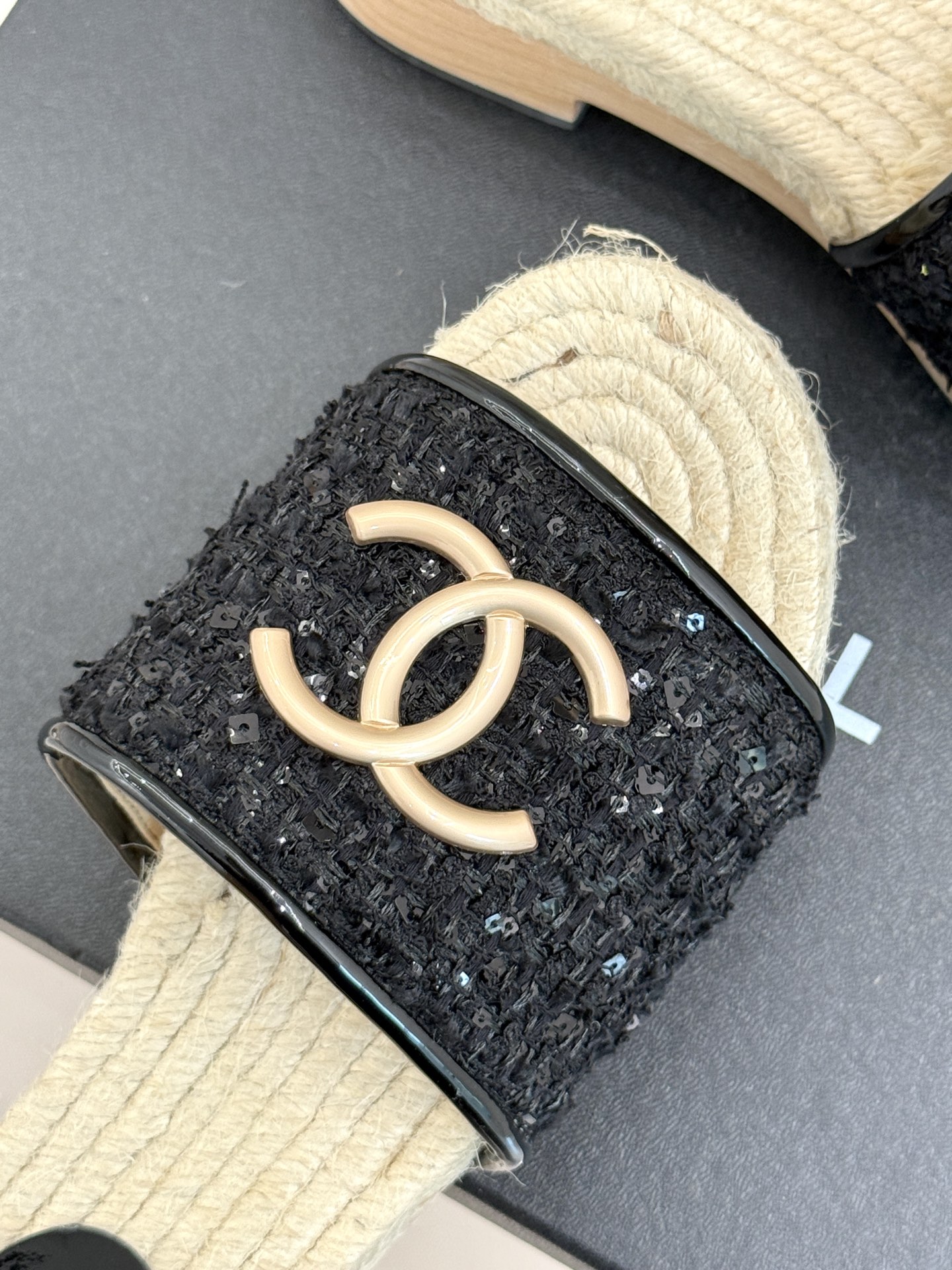 
CHANE* ｜小香25。春夏新品
麻绳菱格双C麻绳厚底拖鞋
经典菱格搭配木底元素 彰显高级
厚底在拉