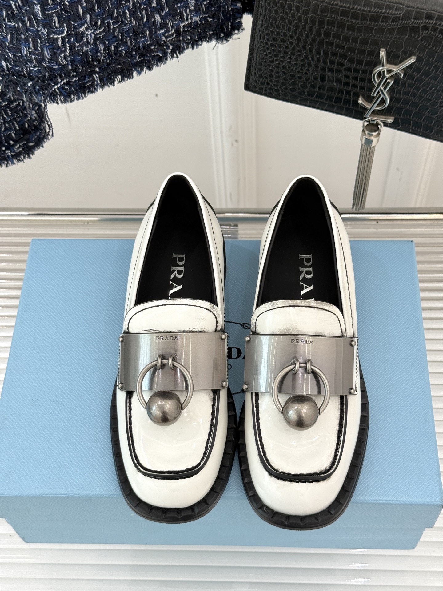 
Prada/普拉达25WF新品
复古五金装饰乐福鞋
经典百搭四季可穿 帅气十足
日常穿搭、上班通勤的搭