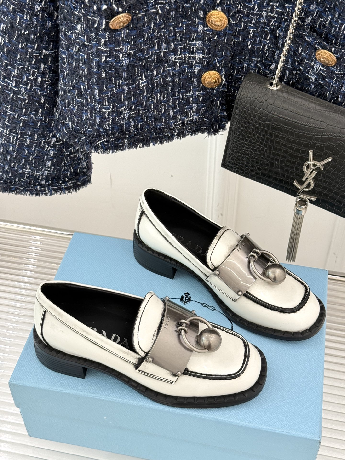 
Prada/普拉达25WF新品
复古五金装饰乐福鞋
经典百搭四季可穿 帅气十足
日常穿搭、上班通勤的搭